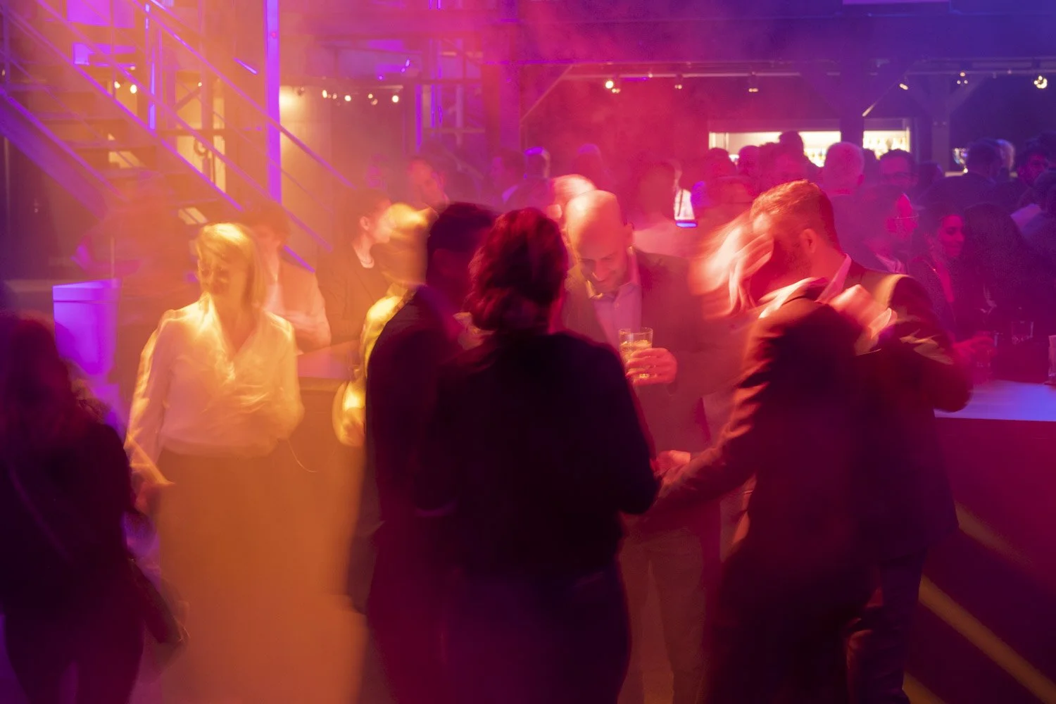 Eventfotografie eines Firmen-Events in Zürich mit tanzenden Gästen und atmosphärischem Licht