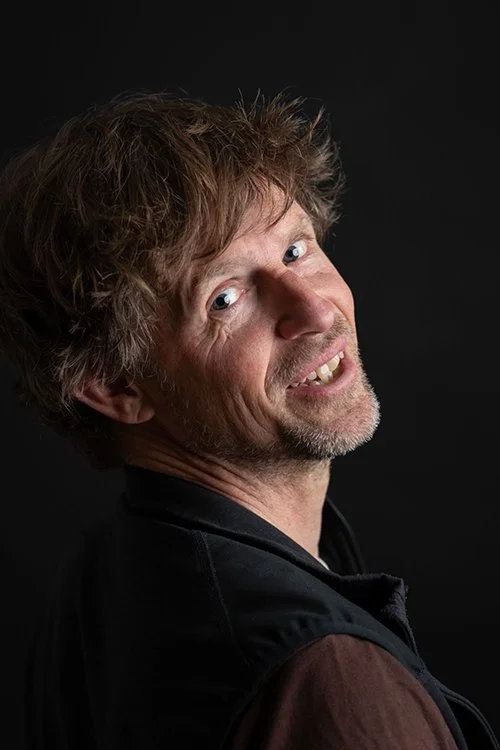 Authentisches Business-Portrait eines Mannes mit natürlichem Ausdruck und sichtbarer Persönlichkeit