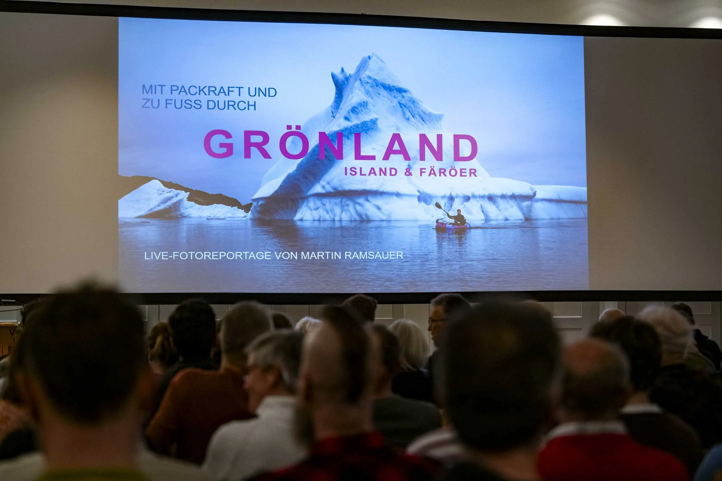 Martin Ramsauer präsentiert seinen Grönland-Vortrag vor vollem Saal in Zürich