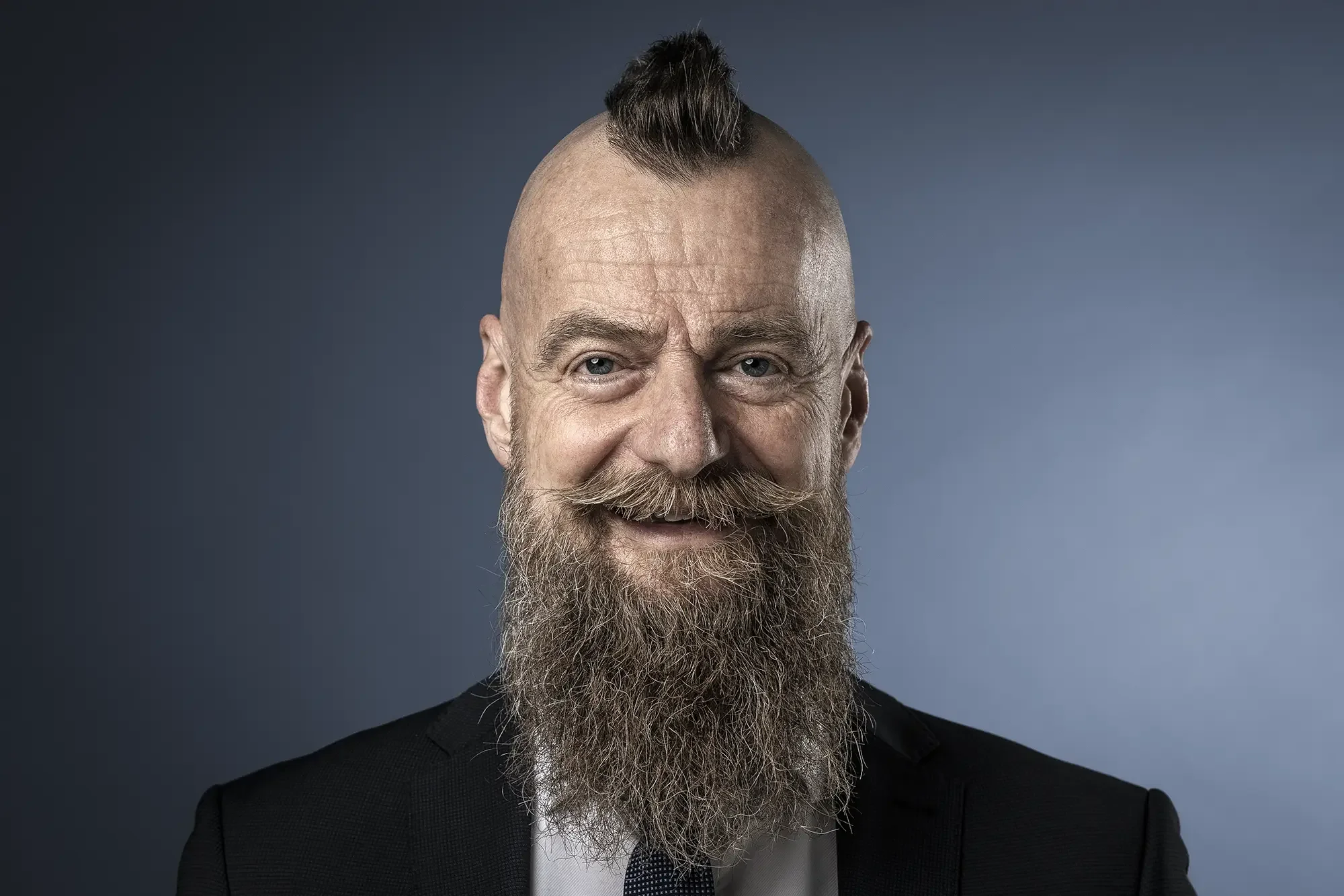 Charakterstarkes Executive Portrait eines Unternehmers im Studio