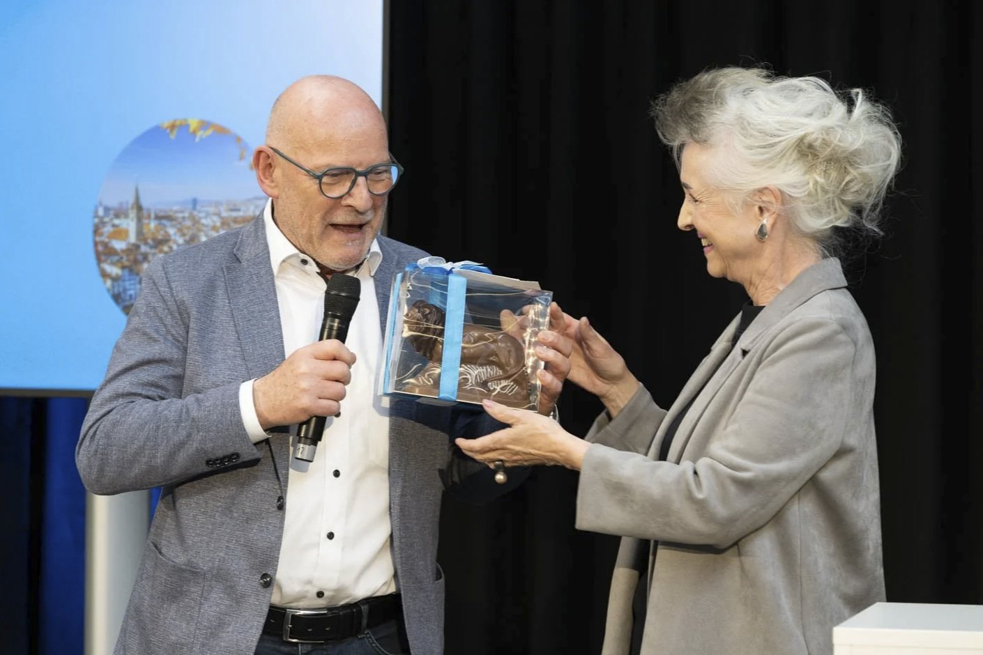 Übergabe eines Geschenks bei einer internationalen Tagung in Zürich – Eventfotografie eines offiziellen Moments