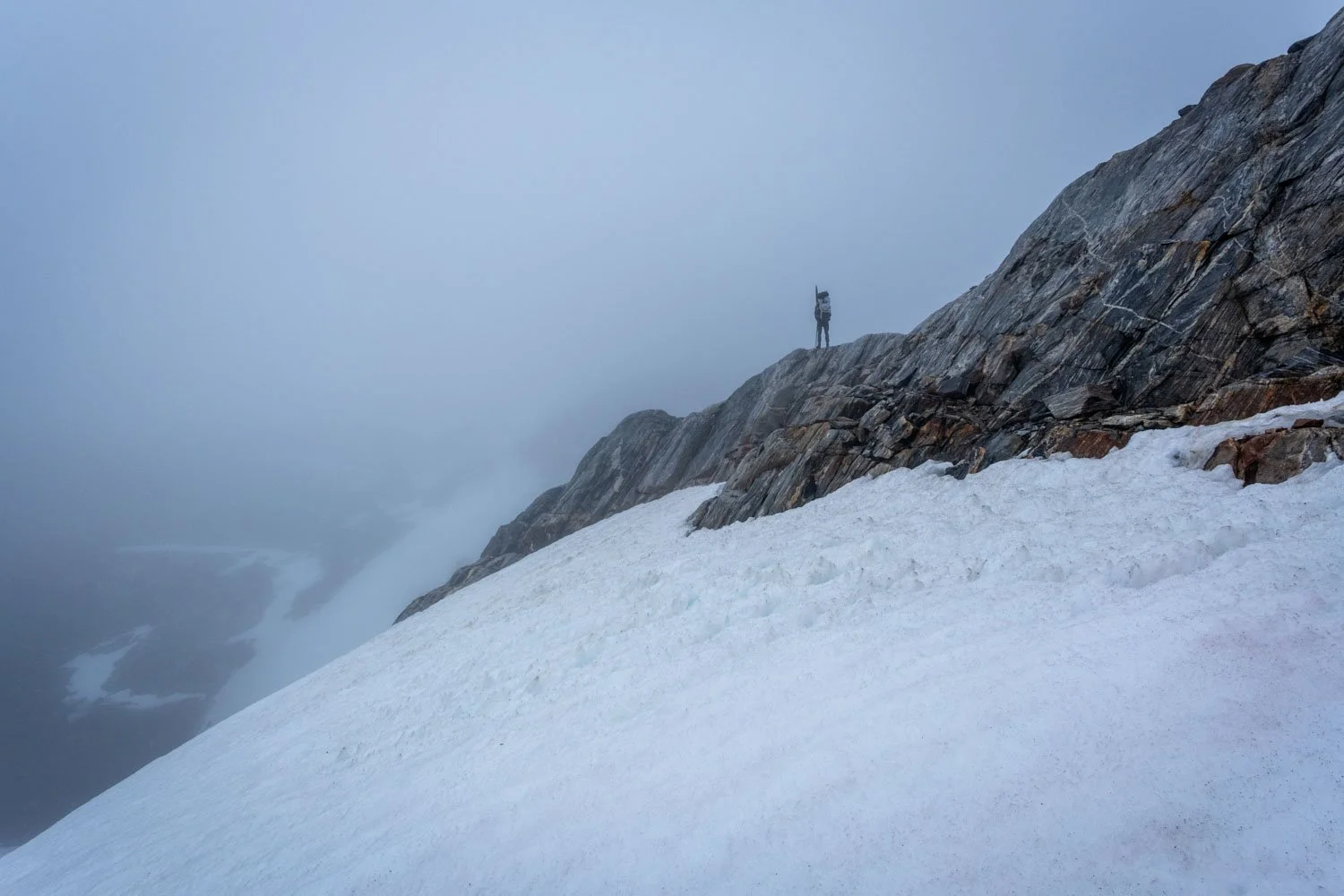 Expeditionsteilnehmer im Nebel in der Wildnis Ostgrönlands