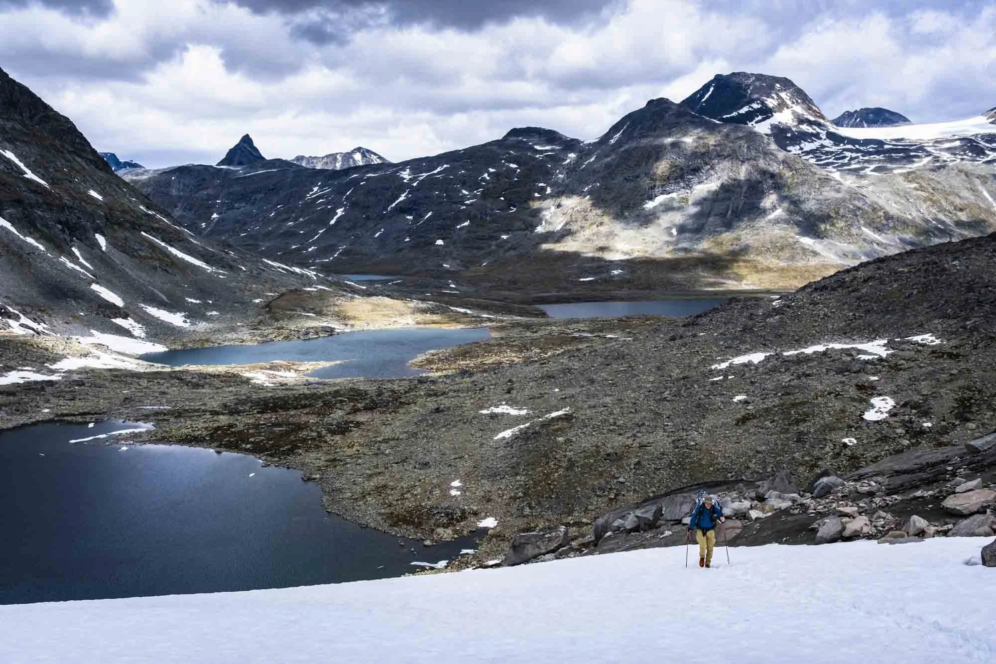 Trekker im Schneefeld in wunderschöner Berglandschaft Norwegens