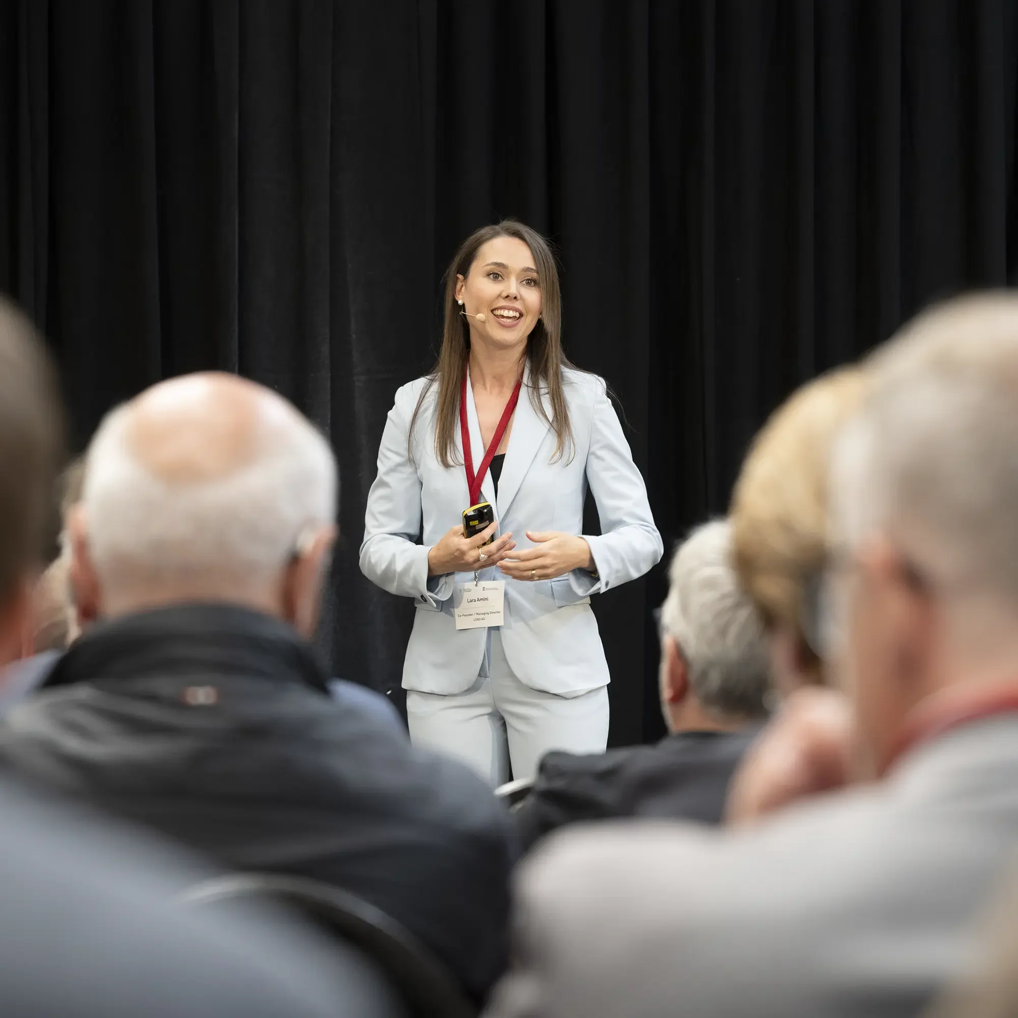 Rednerin vor Publikum an Firmenevent in Zürich