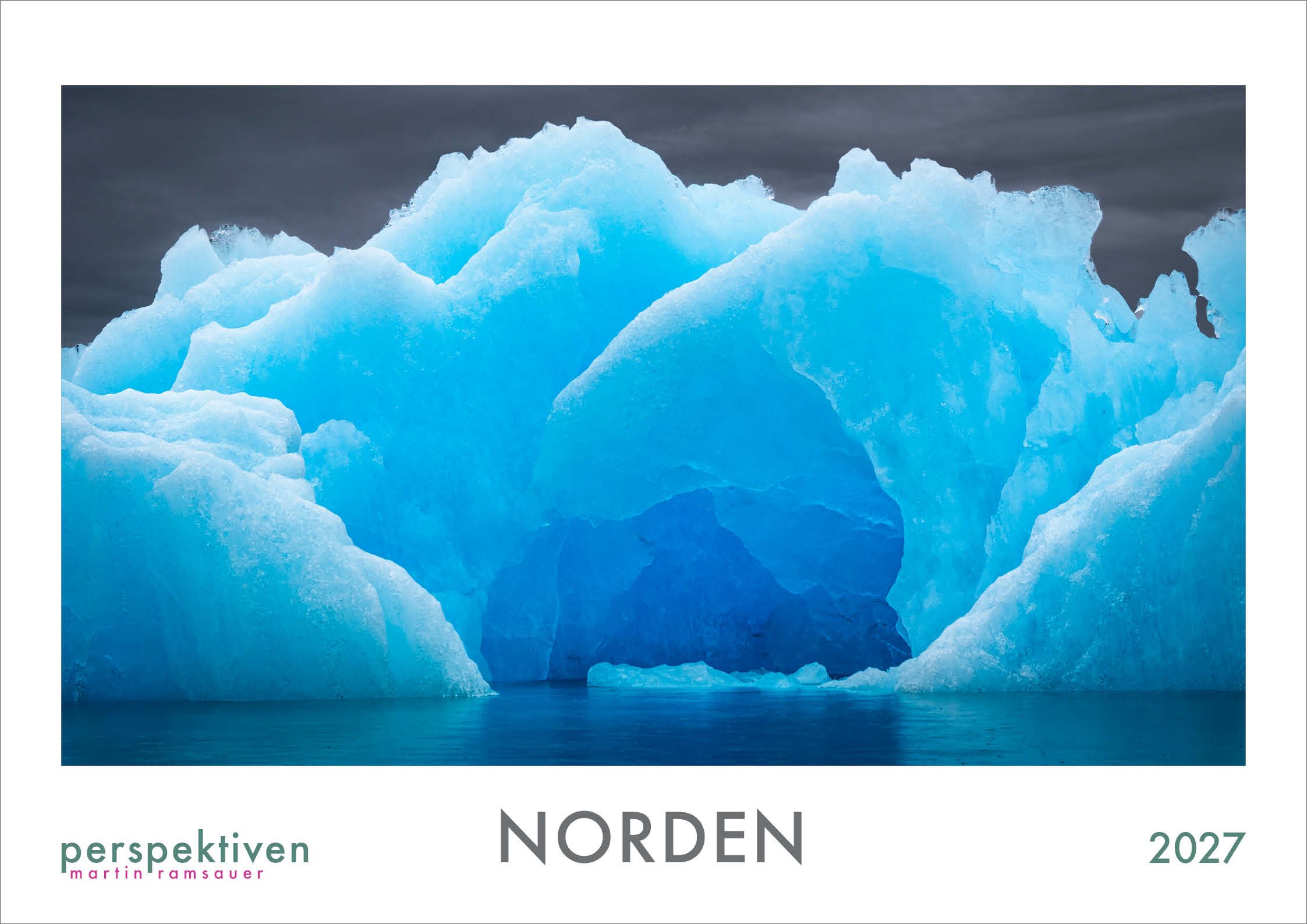 Titelbild des Fotokalenders 2027 von Martin Ramsauer mit einem blauen Eisberg in Grönland