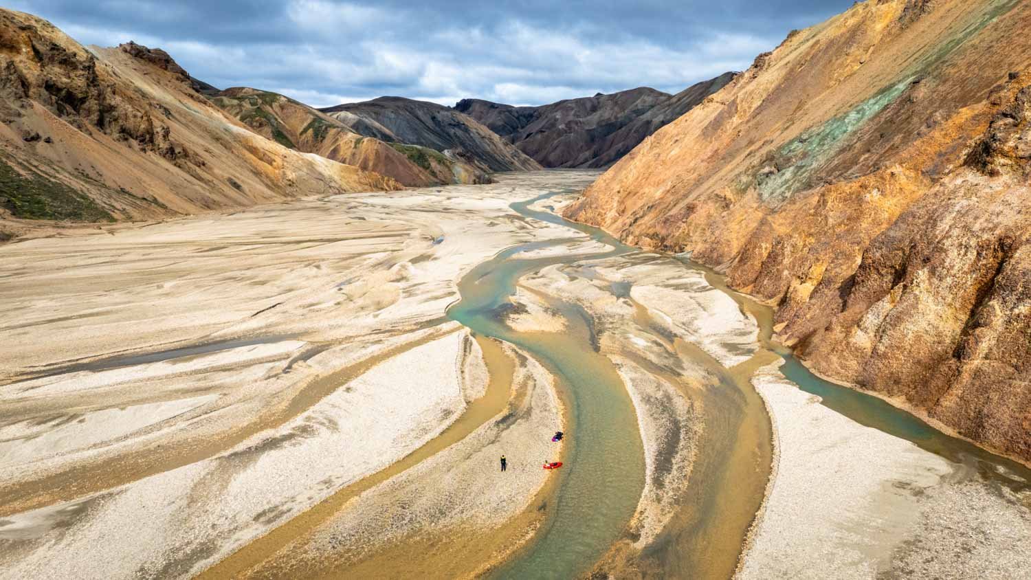 Zwei winzige Packrafts in der grandiosen isländischen Landschaft