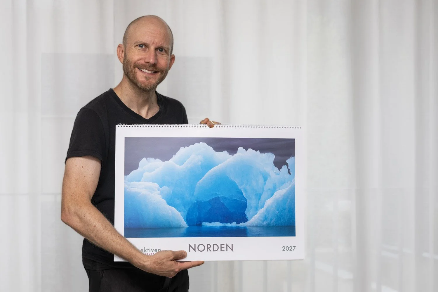 Der Fotograf mit seinem Fotokalender "NORDEN" in den Händen