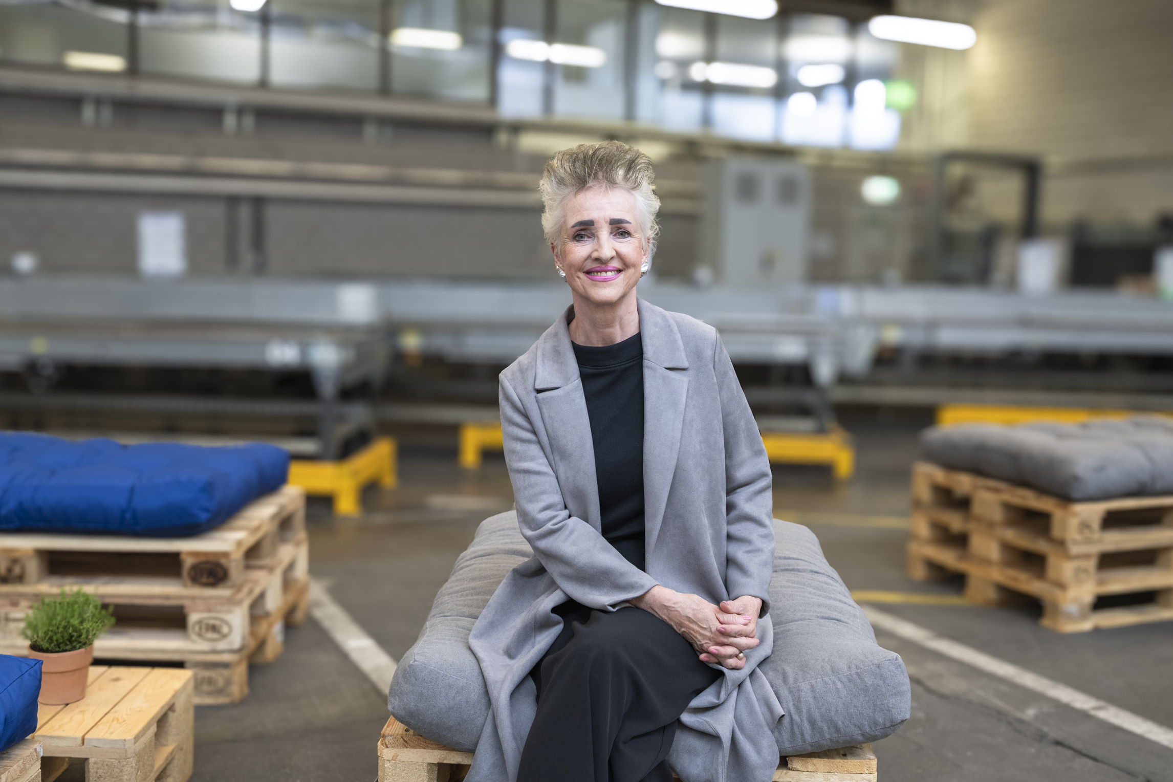 Business Portrait einer Unternehmerin im industriellen Arbeitsumfeld