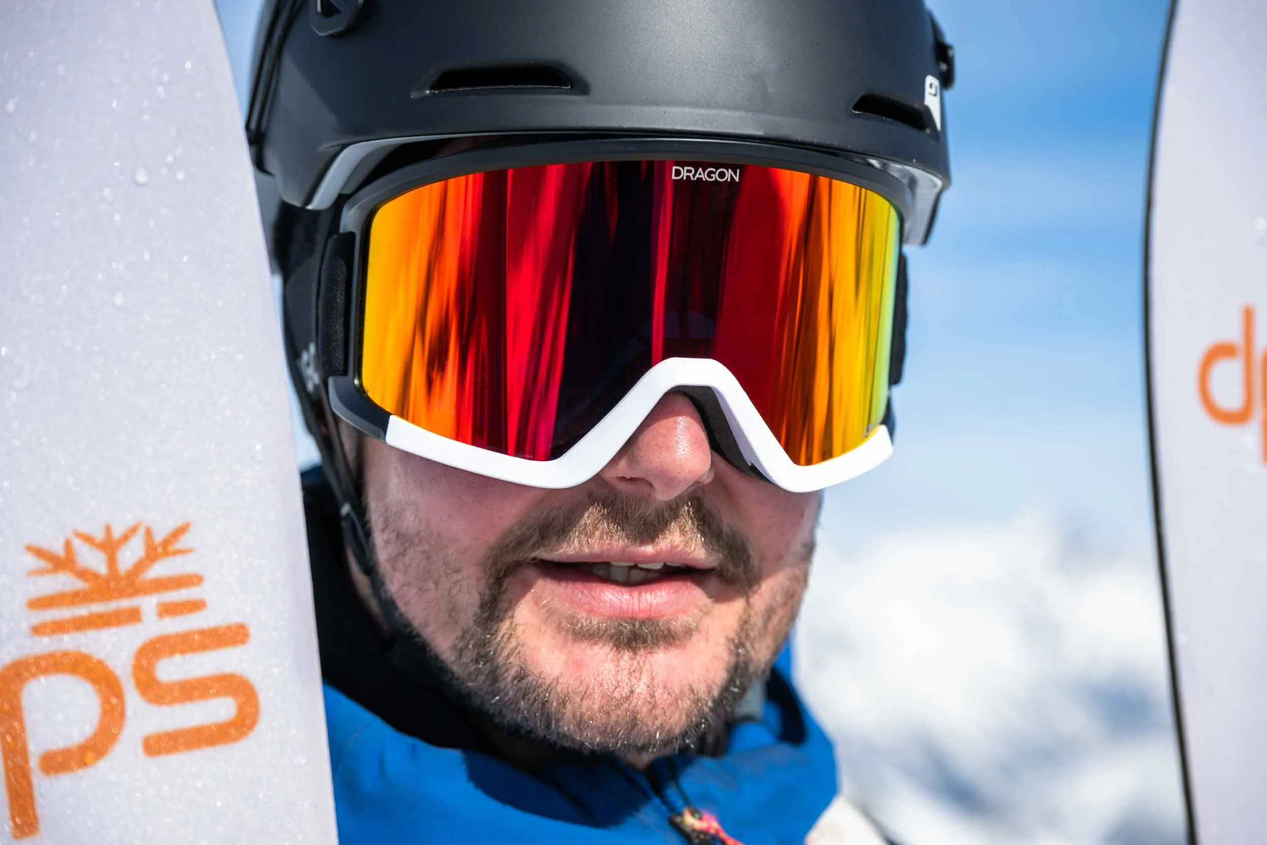 Freerider mit Ski im alpinen Gelände – Outdoor Sportfotografie