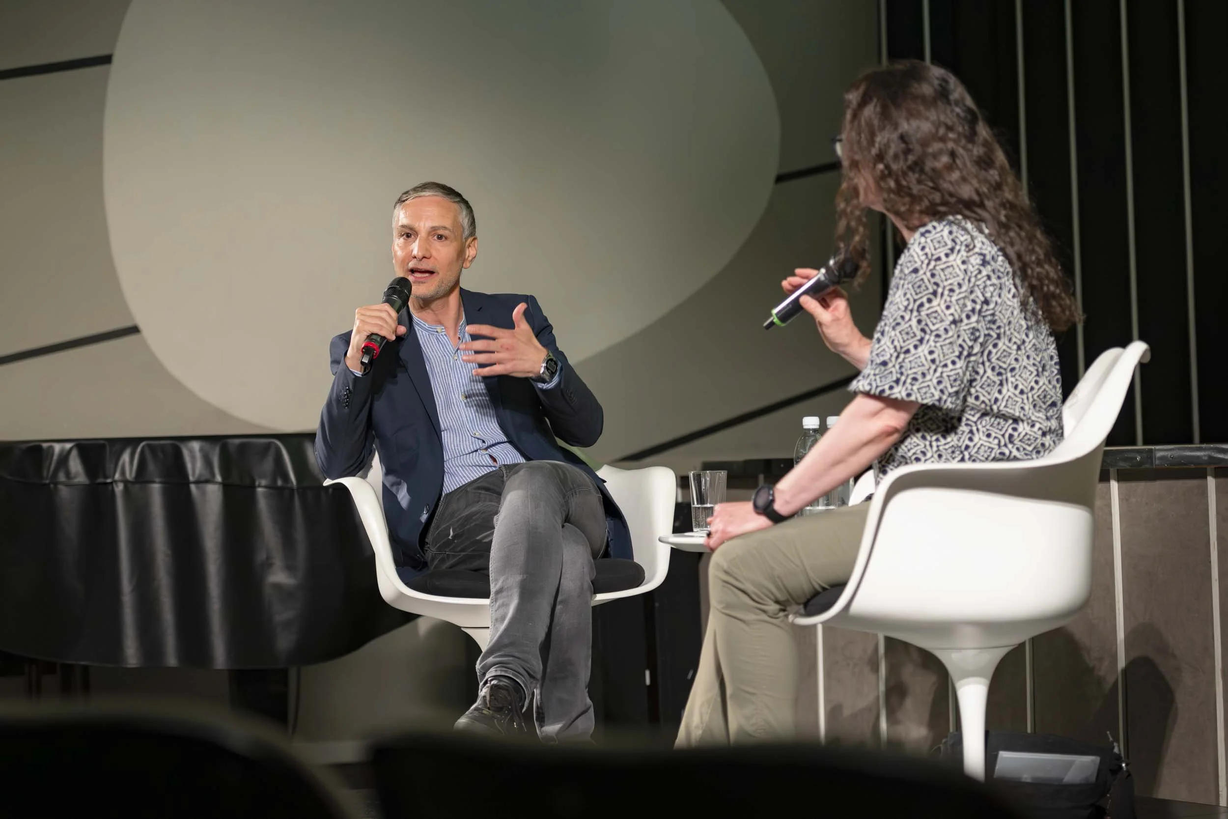 Bühneninterview mit Produzent am Pink Apple Filmfestival in Zürich - Eventfotografie Martin Ramsauer