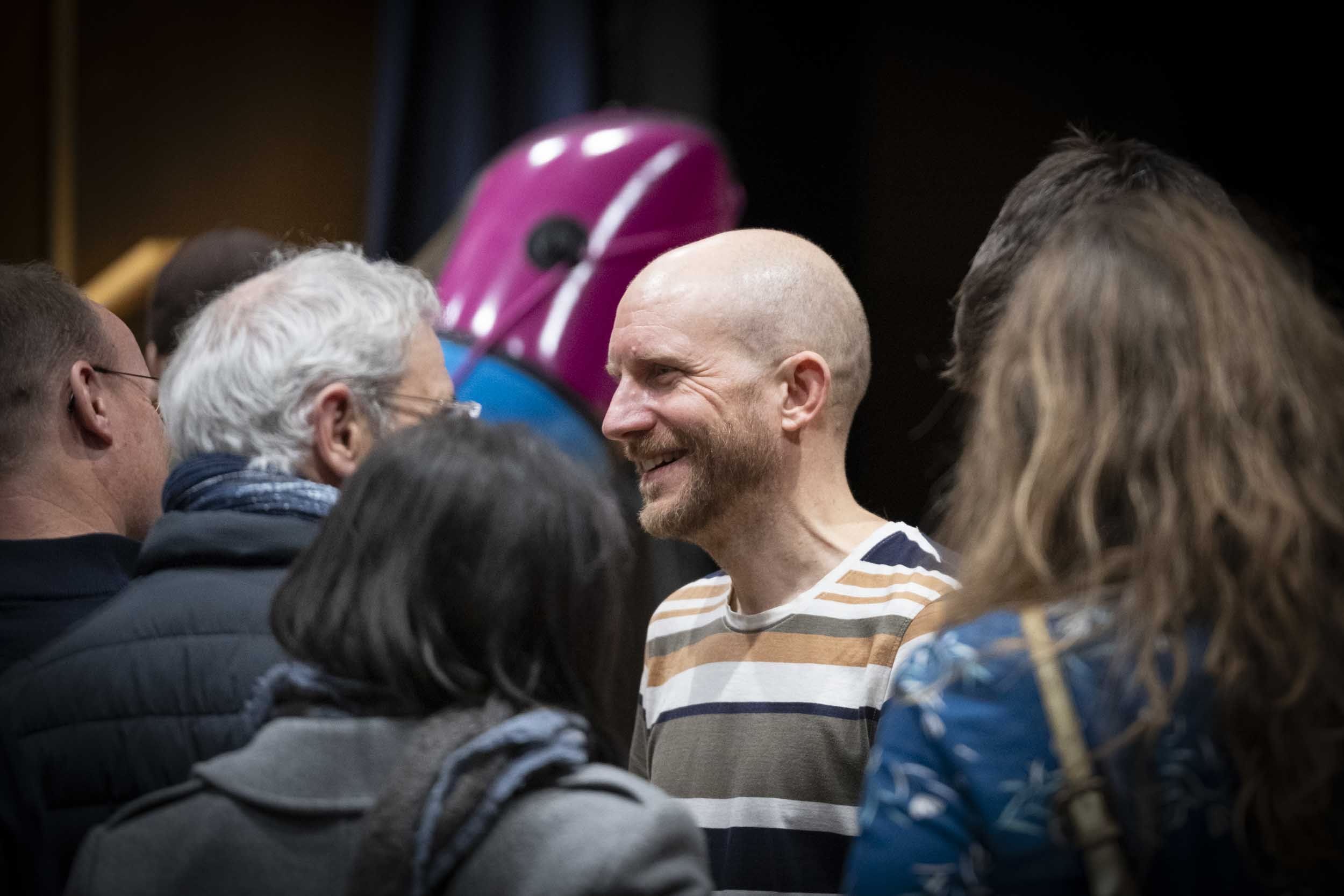 Fotograf und Referent Martin Ramsauer im Gespräch mit dem Publikum seiner Live-Fotoreportage