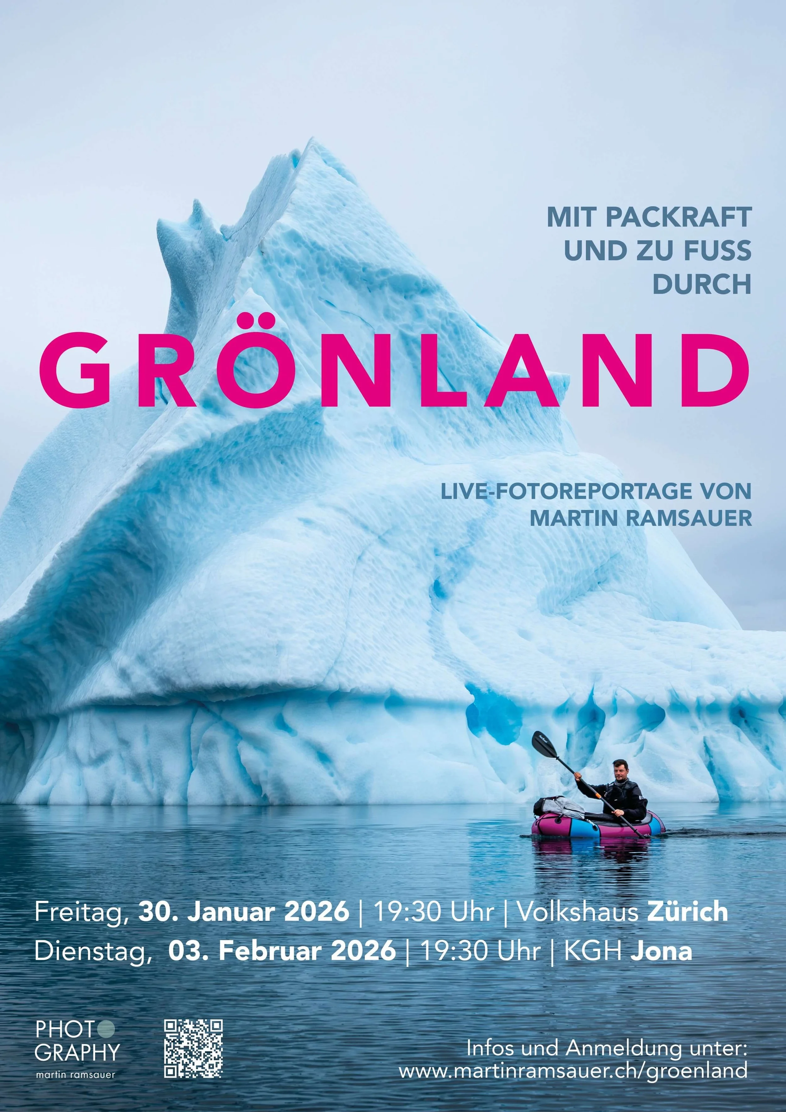 Ein Plakat, das auf den Grönland-Vortrag von Martin Ramsauer aufmerksam macht. Im Vordergrund ist ein Packrafter beim Paddeln zu sehen, im Hintergrund ein spitz geformter riesiger Eisberg