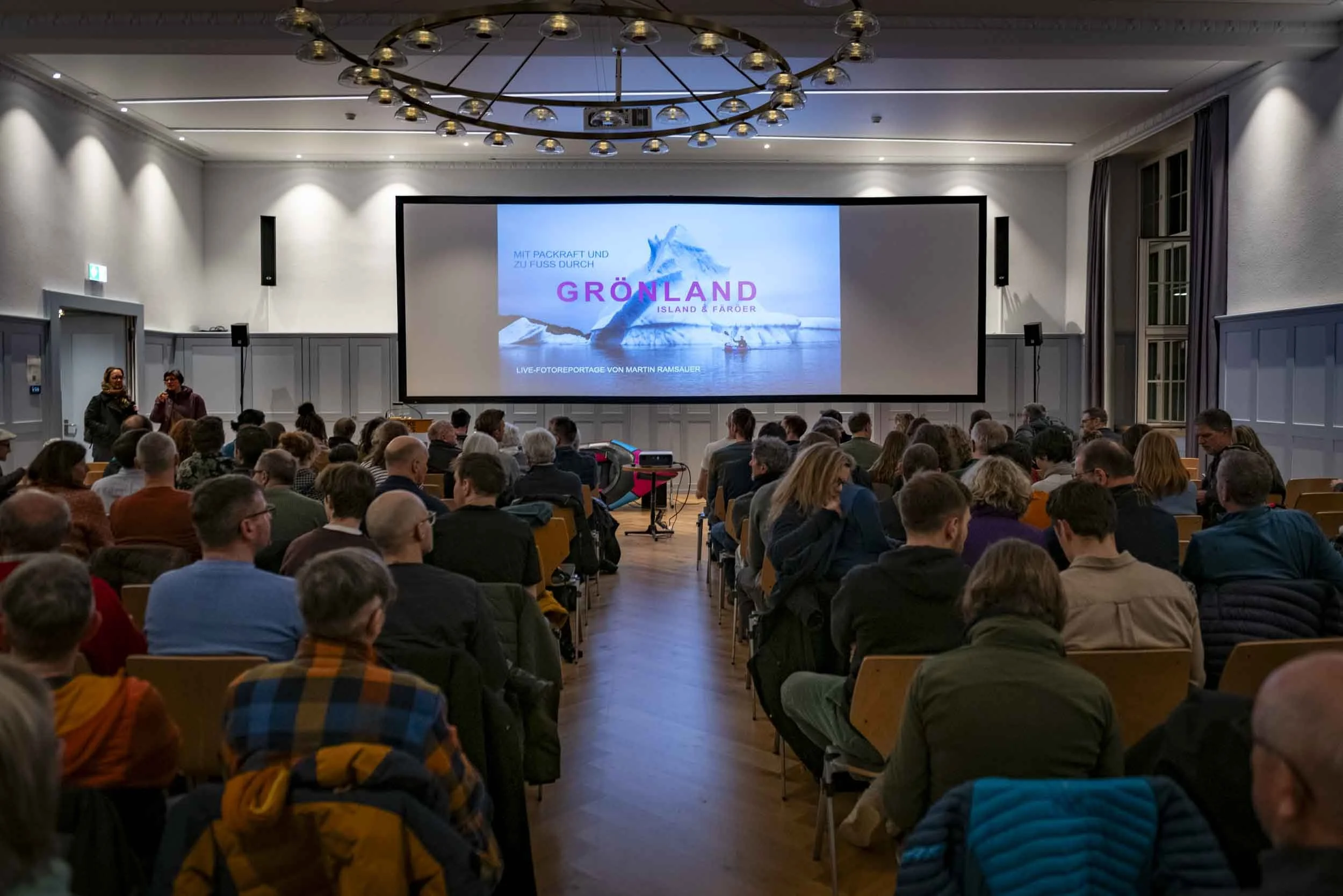 Martin Ramsauer präsentiert seinen Grönland-Vortrag vor vollem Saal in Zürich