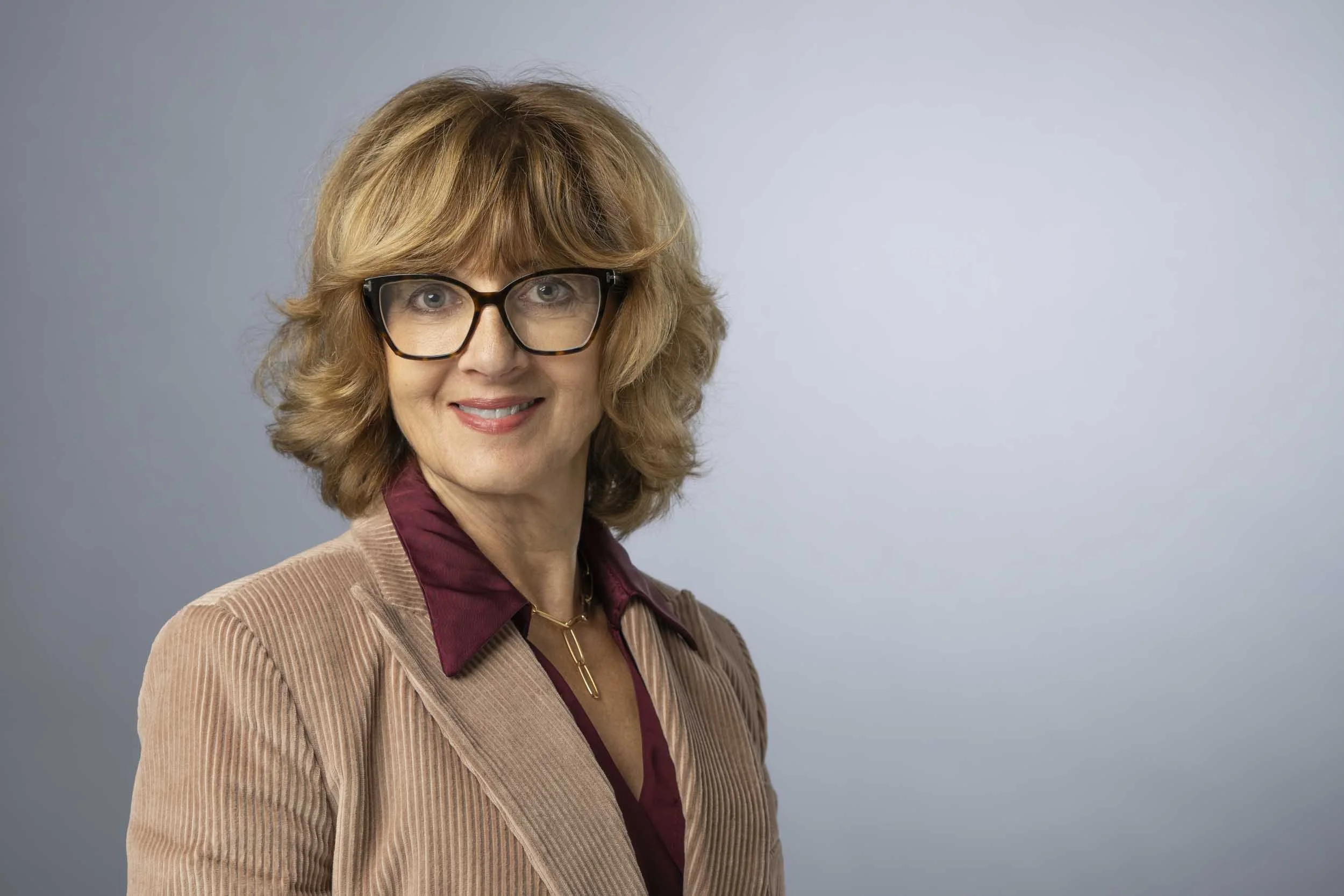 Executive Portrait einer Unternehmerin vor neutralem Hintergrund