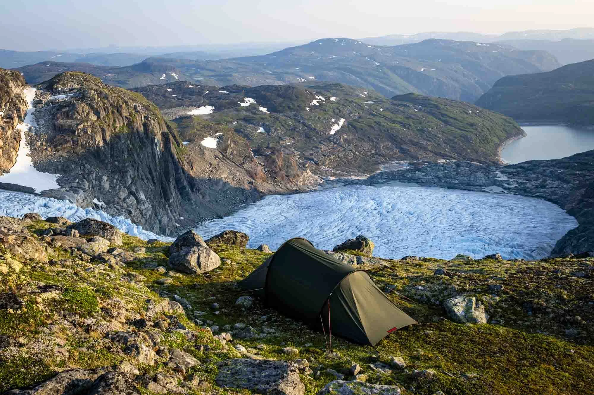Zelt hoch über dem Hardangerjøkulen im Abendlicht