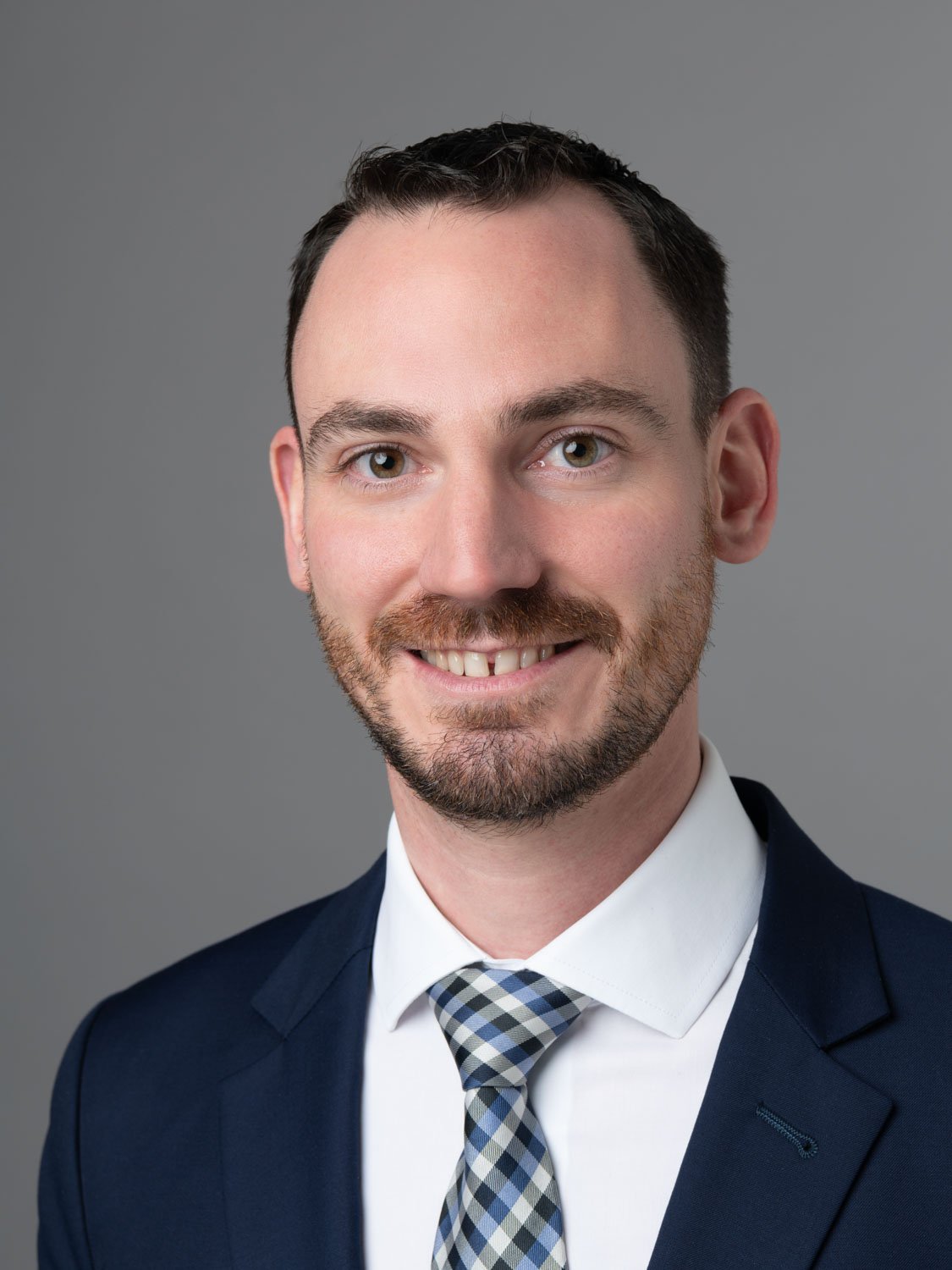 Bewerbungsfoto eines Mannes im Anzug für Bewerbung und LinkedIn