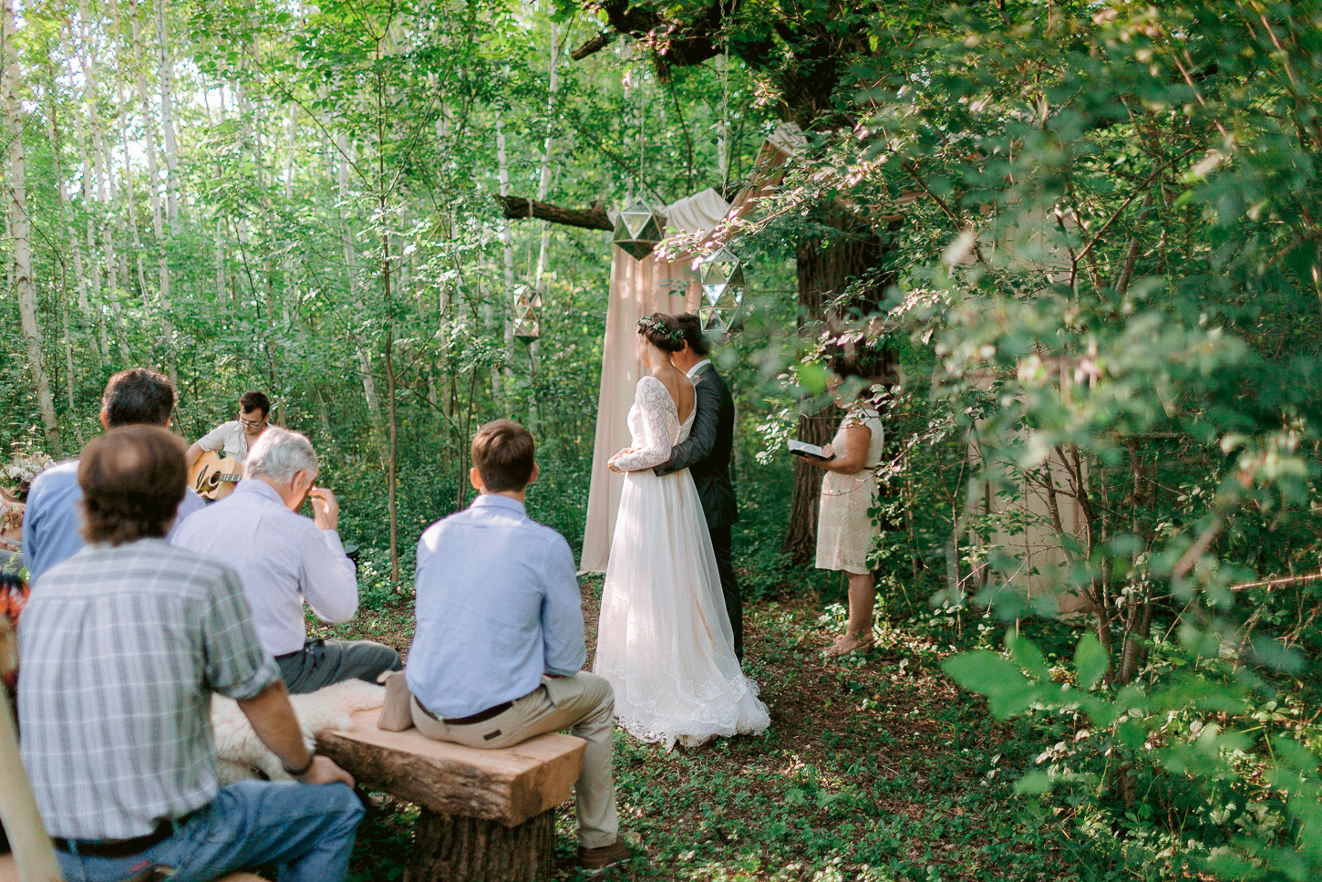 intimate-forest-wedding-minnesota-pinewood-woodlands-house-016.jpg