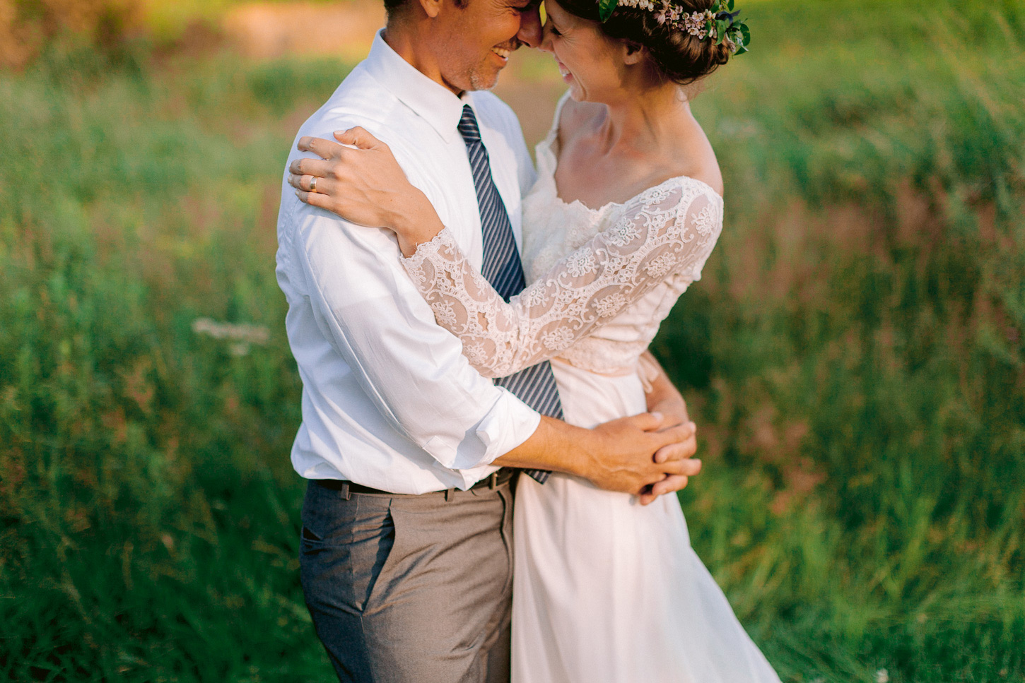 intimate-forest-wedding-minnesota-pinewood-woodlands-house-032.jpg