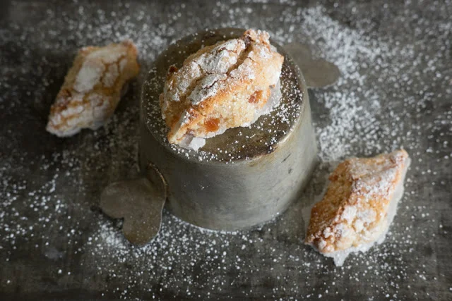 Ricciarelli with apricots