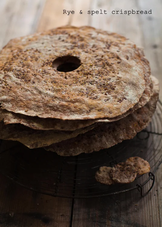 Scandi rye and spelt crispbread