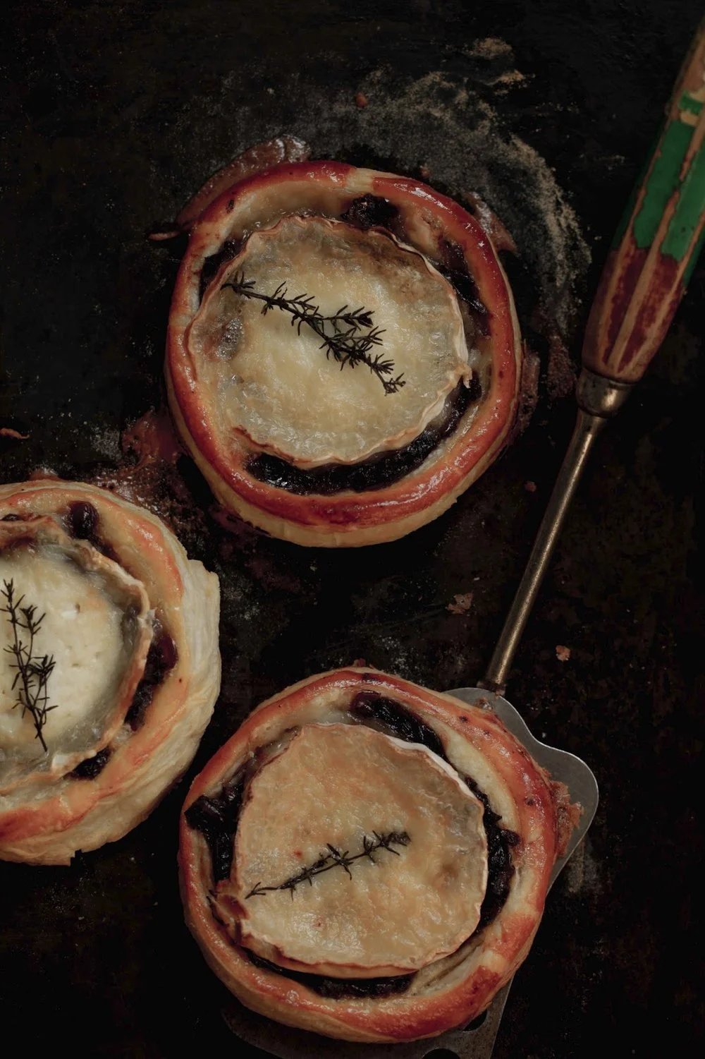 Caramelized onion jam, goat's cheese and thyme tart