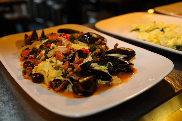 Tagliatelle with mussels and wild mushrooms