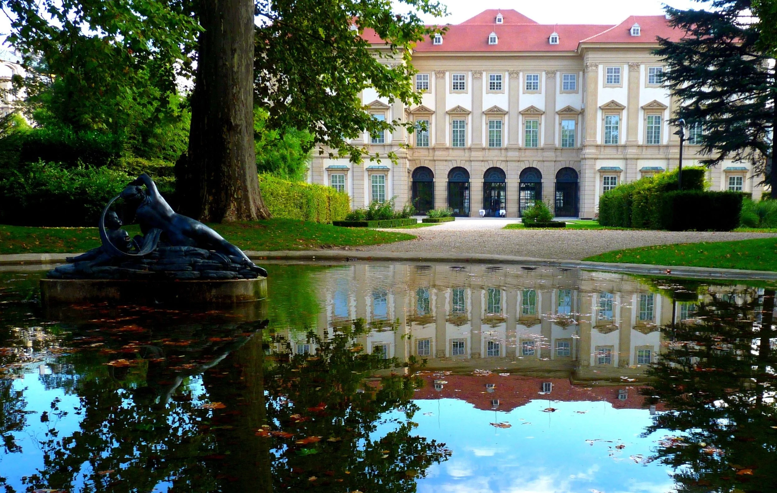 Palais_Liechtenstein_Teich_und_Nymphe (2).JPG