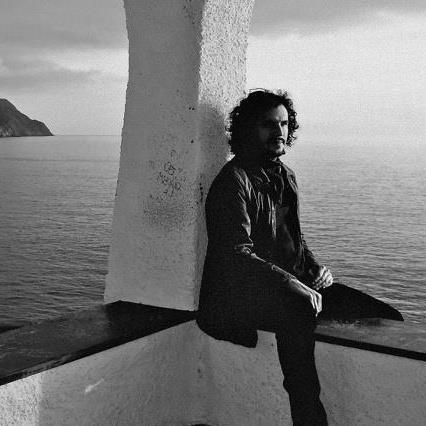 www.facebook.com/aronnedelloro Aronne dell´ Oro - Musiker Aronne Dell'Oro`s repertoire is based on traditional and ancient songs from southern Italy, a musical territory that he explores and reinvents with strong personal style and inner vision. He comes to NUU since more than 10 Years and he loves to play as near by as possible to the audience!
