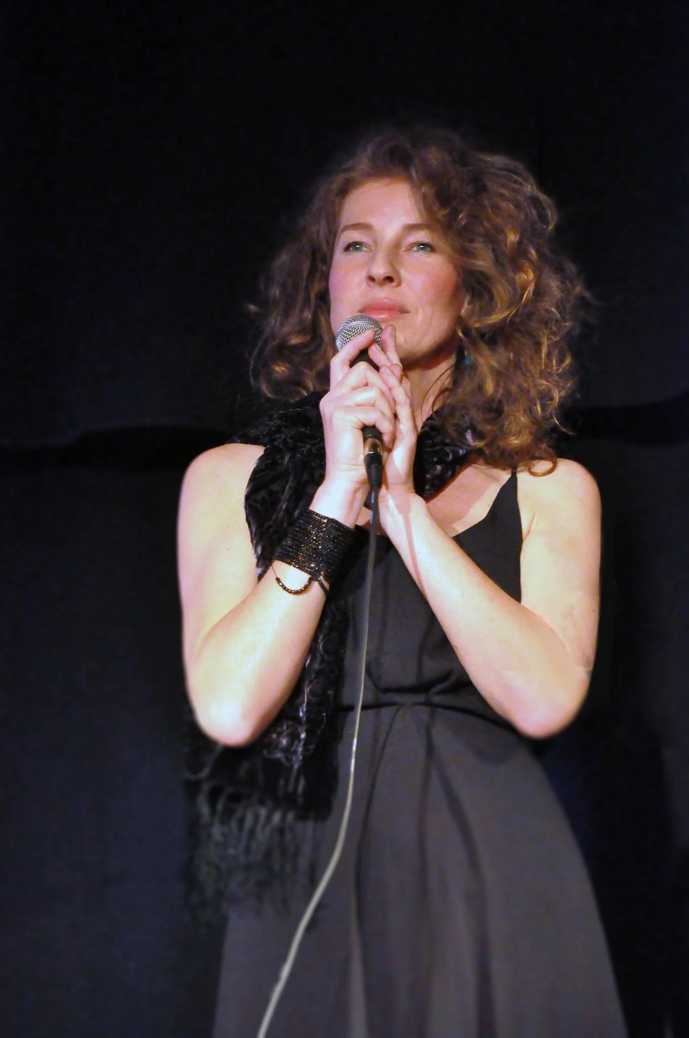 www.sarahmaria.at Sarah Maria Sarah Maria singt spanische Lieder über Leidenschaft und Sehnsucht, über innerstes Berührtsein – el gran sentimiento.