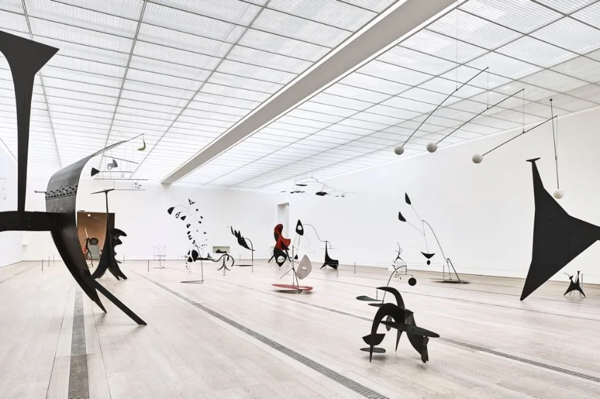 Installation view of the exhibition “Alexander Calder & Fischli/Weiss”, Fondation Beyeler, Riehen/Basel, 2016; © Peter Fischli David Weiss / 2016 Calder Foundation, New York / ProLitteris, Zurich Photographs by Mark Niedermann (courtesy of Artribune)