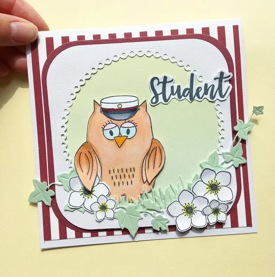 KORT 1 Et studenterkort lavet med disse materialer: Stempler: ugle , blomster , tekst Dies: egeføj , blondekant Papir: 'smagen af jordbærsorbet ', ' smagen af kølige drinks' , 'pistage' Ugle er farvelagt med Copic Ciao