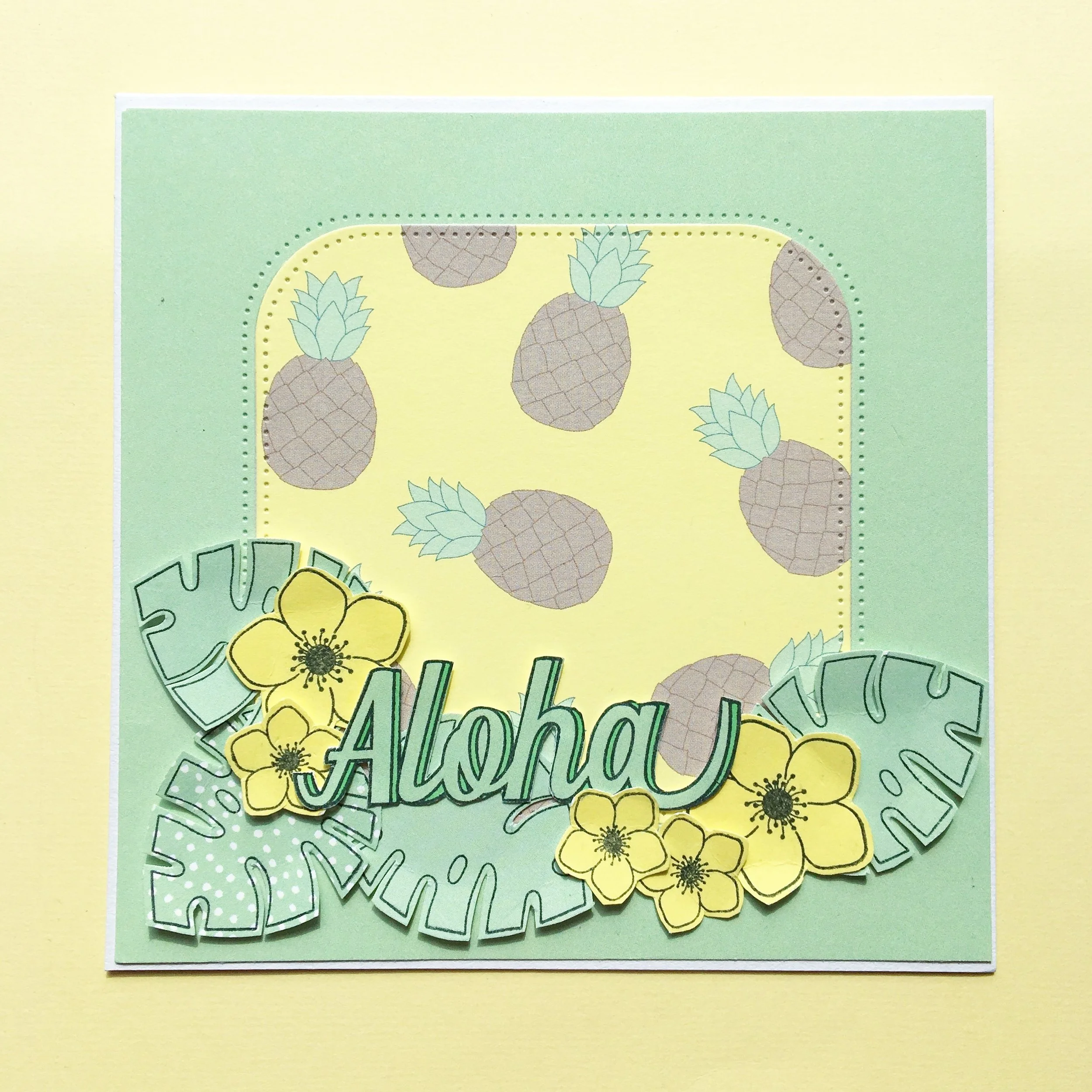 KORT 4 Et tropisk kort med ananas Stempler: aloha og blade, blomster Dies: f irkant med runde hjørner , Papir: 'smagen af køllige drinks' , 'pistage' , 'banan' 