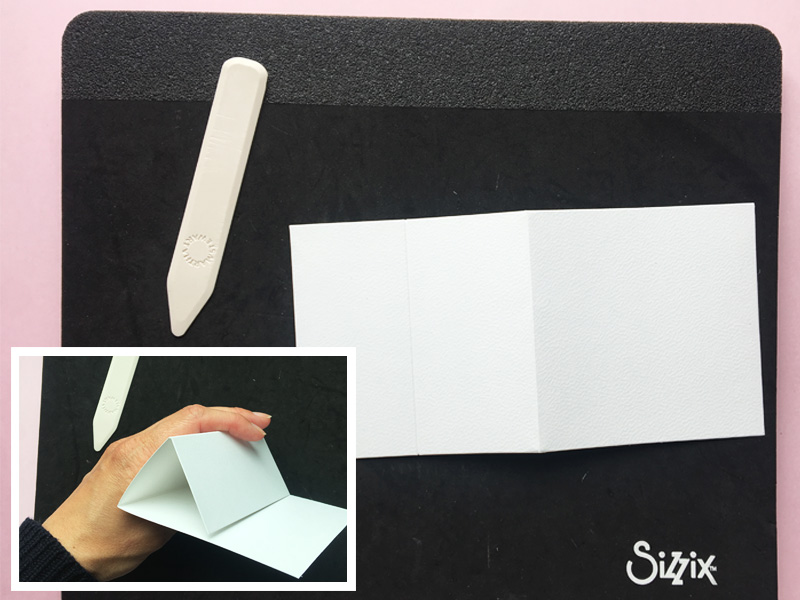 Step 1: Tag kortbase 1 i brug. Kortbasen har en fold på midten, lav en yderligere fold så den deler med 5 cm på hver side. Se skabelon og foto. Du har nu din base for kortet.