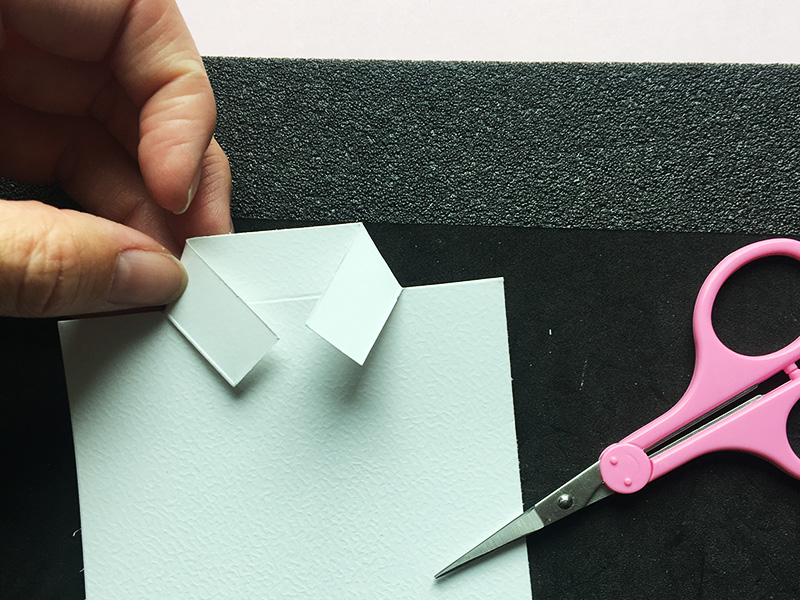 Step 4: Fold derefter flipperne ind, så de danner en krave på skjorten.