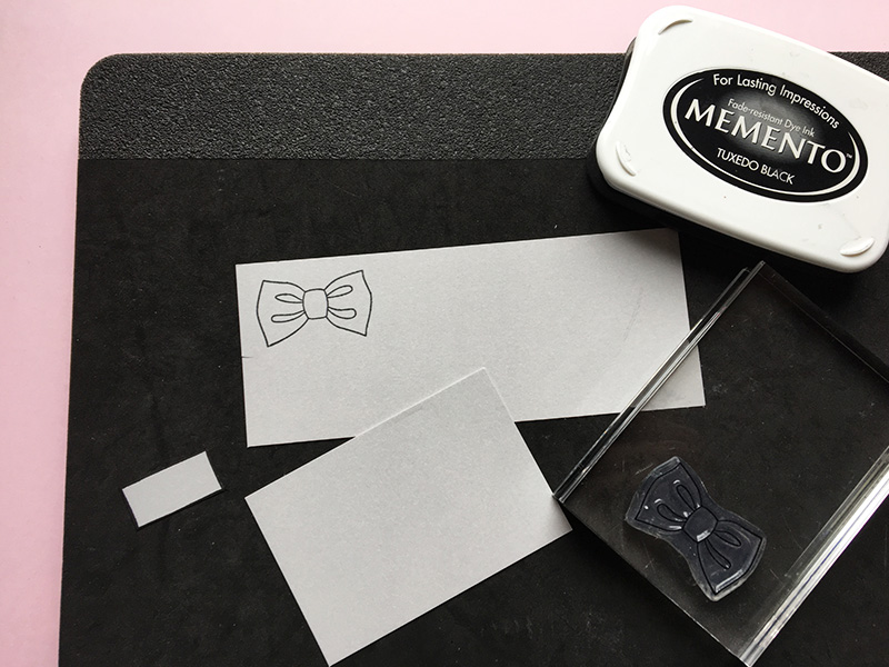 Step 7: Brug dit butterfly stempel fra stempelpakken du oser af charme . Jeg har stemplet på gråt papir ( mild lakrids ). Du får det bedste tryk ved et korrekt blødt underlag og ikke direkte på bordpladen. Skær yderligere to firkanter i samme farve. En til bund: 9 cm x 6 cm. En til lomme på vest: 3 cm x 1 cm. 