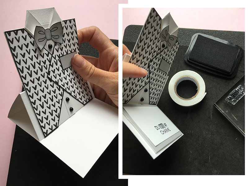 Sæt skjorten fast på basen. Se foto. Sæt derefter underdel/bund fast. Du har to firkanter til dette. En grå og hvid. Den største del, den grå, sættes fast med 3d tape, så den løftes lidt fra basen. Den hvide firkant sættes fast oven på den grå. Ønsker du at stemple en tekst på den hvide firkant, skal du selvfølelig huske at gøre det inden den sættes fast. Jeg har stemplet med teksten Du oser af charme .