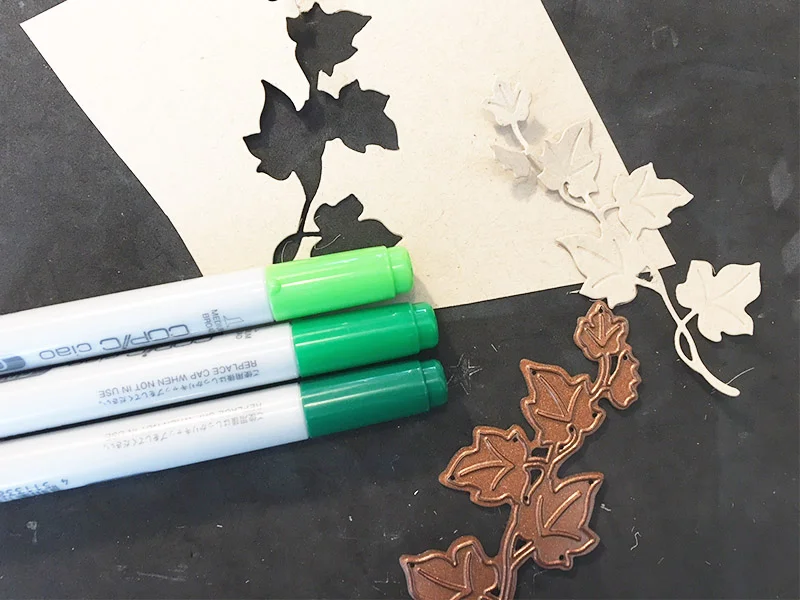 STEP 7 Blad die Copictusser Jeg har udstanset blade på samme neenah papir. Bladene er farvelagt med samme copics på stemplet: G14 - G17 - G05