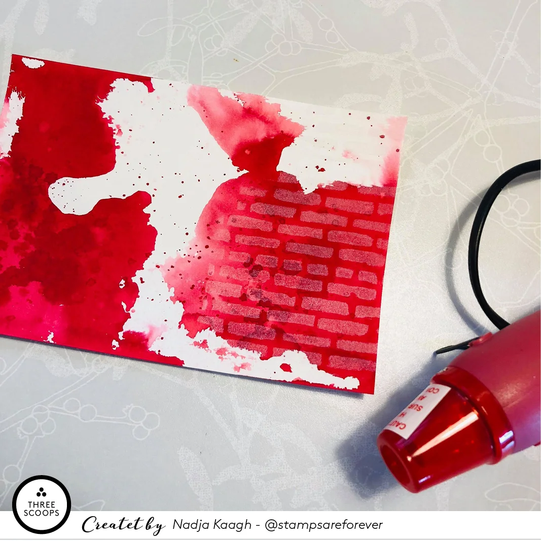 STEP 3 : Herefter fjerner jeg min stencil og drysser embossing pulver direkte ud over papiret. Jeg kan nu tydeligt se hvor papiret har fået nok sværte og det ser fedt ud. Igen ikke perfekt men rustikt og tilfældigt (uden egentlig at være det)