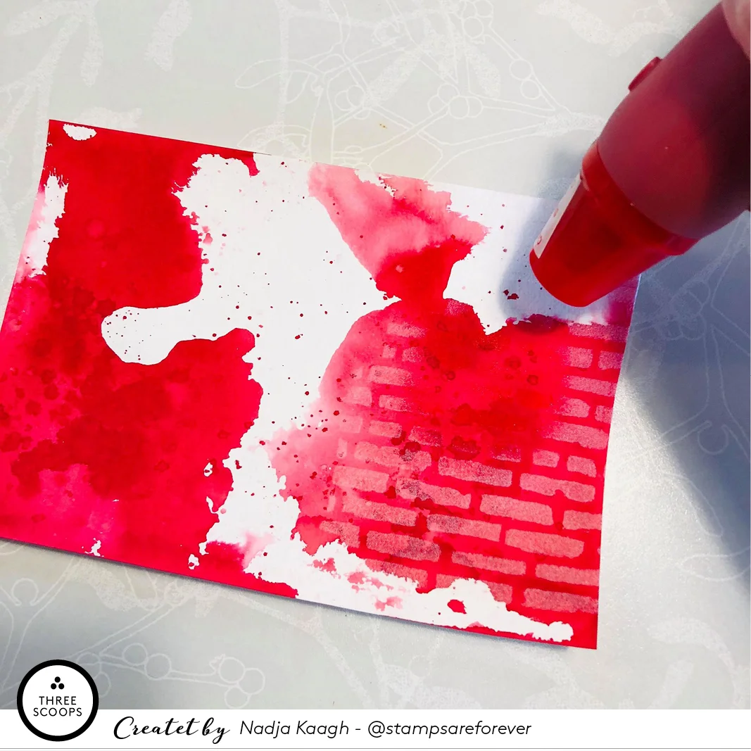 STEP 4: Jeg smelter embossing pulveret med min varmepistol . Jeg tænder min varmepistol allerede mens jeg arbejder med stencil og sværte og den får lov at køre 2-5 minutter inden jeg bruger den, jeg har erfaret at når varmepistol får lov at forvarme på denne måde smelter embossing pulveret hurtigere og papiret er knap så tilbøjelig til at “krølle”. Hvis det alligevel bøjer giver jeg det varme fra bagsiden indtil det har rettet sig nogenlunde op igen.