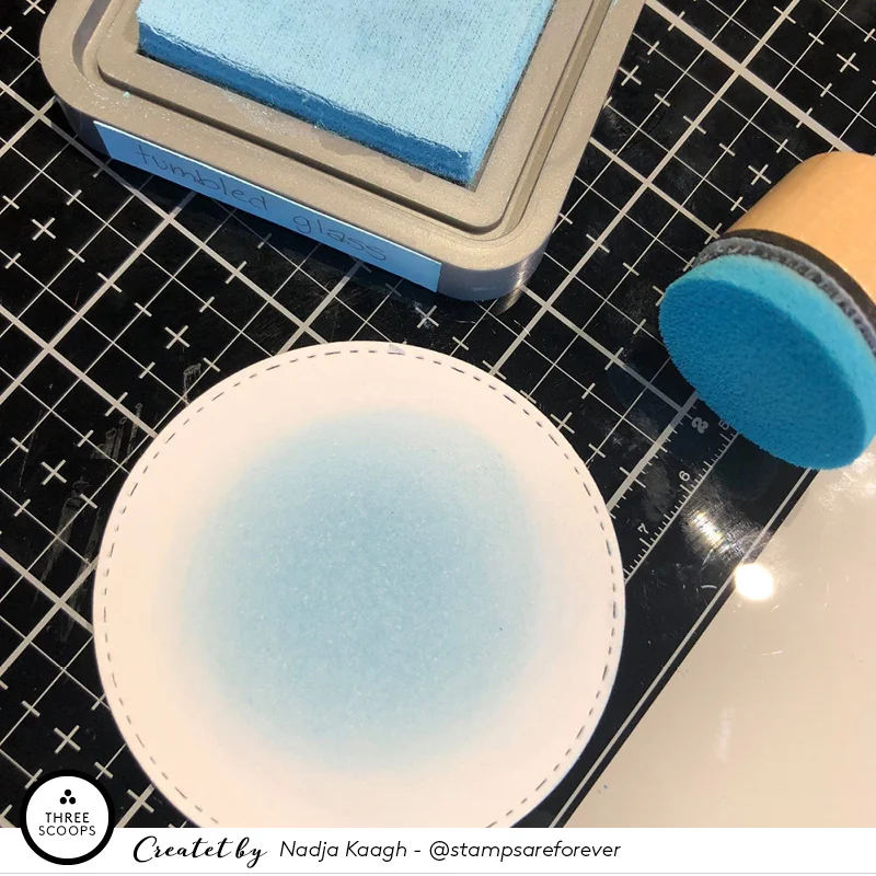 STEP 6: Jeg giver den side af baggrunden der skal kunne ses gennem vinduet en smule Tumbled Glass distress oxide for at tilføje lidt dybde.