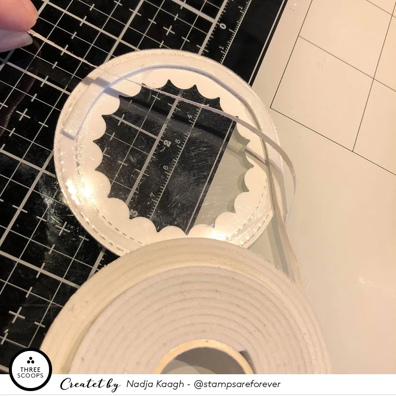 STEP 8: Når jeg klæber 3D tapen fast starter jeg med at sætte enden på som vanligt, derefter tager jeg bagsiden af beskyttelses filmen af, sådan at begge sider nu klistrer. Når bagsiden er taget af, så kan jeg forme tapen rundt om mit vindue, det ville jeg ikke kunne gøre hvis bagsiden stadig sad på.