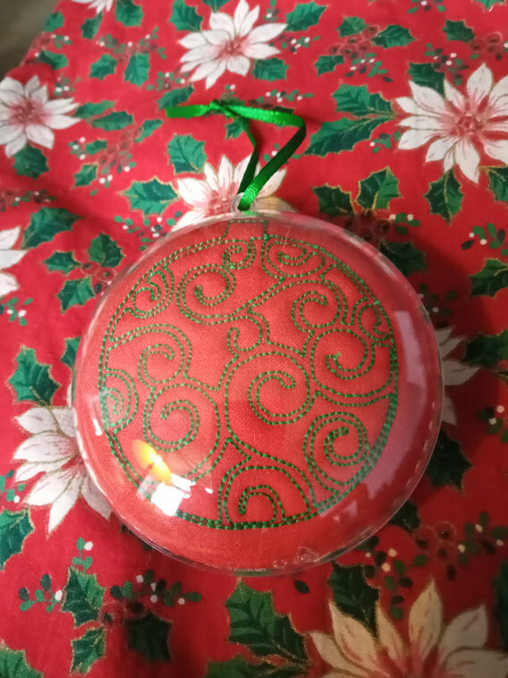 Red green outline bauble.jpg