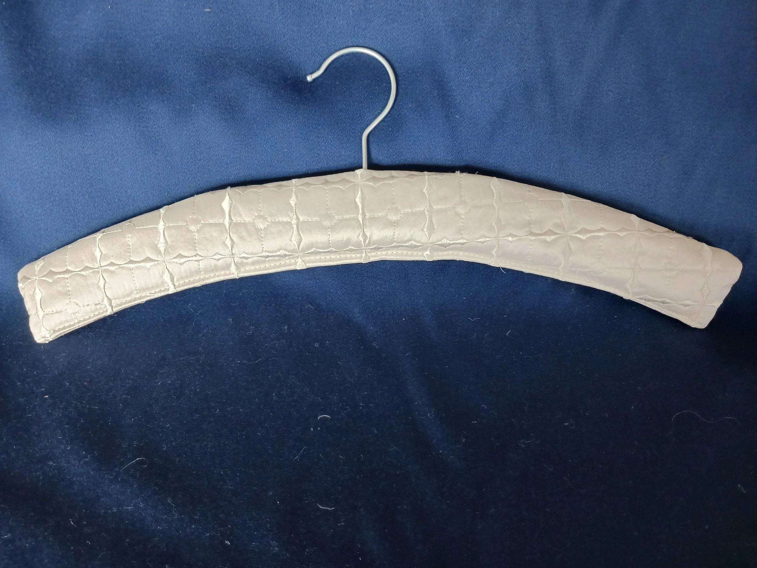 padded silk white hanger (Copy)