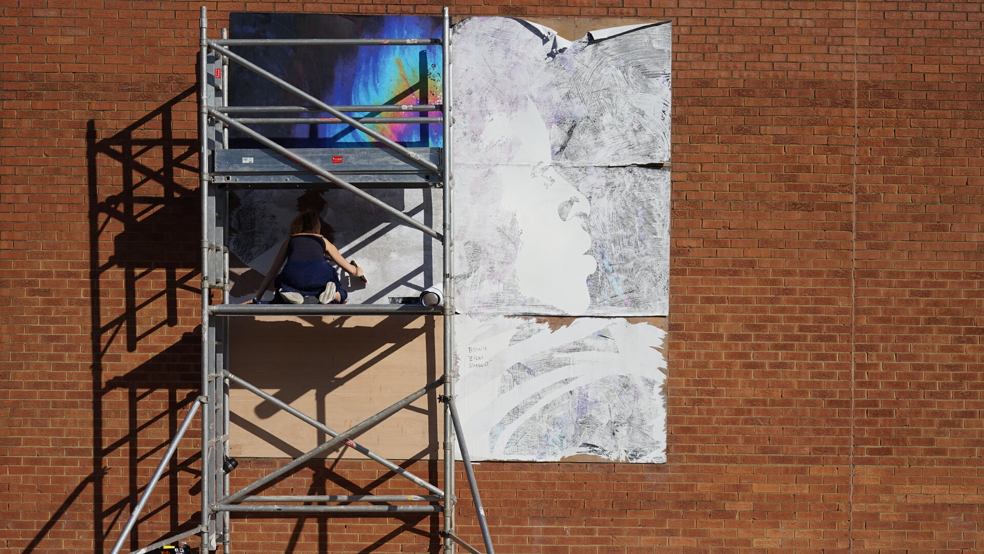 Watch as Urban artist, SoulD creates one of her art pieces, LARGE SCALE in just half a day. #streetart #murals #londonartist #womangraffiti #upandcomingartist 