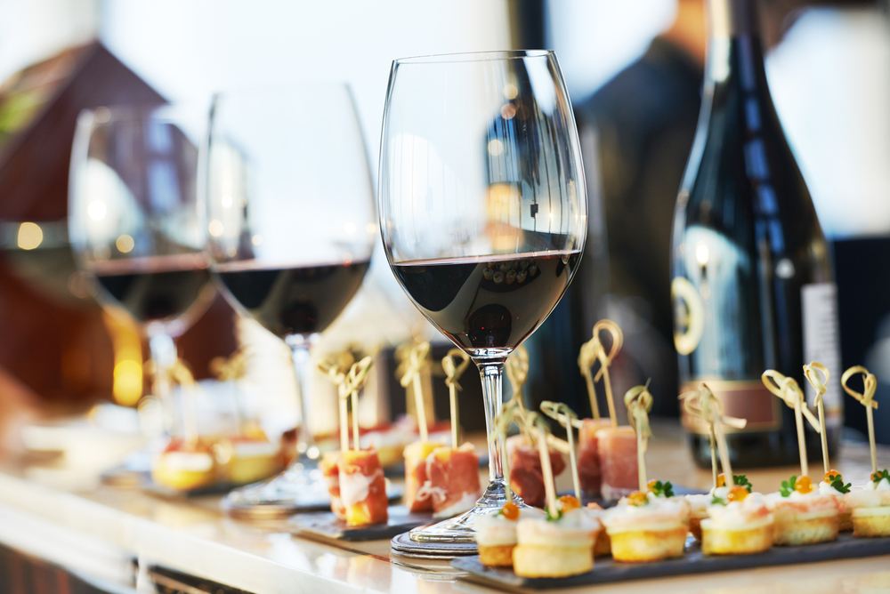 Red wine and delicious hors d'oeuvres are served @ SuiteLife
