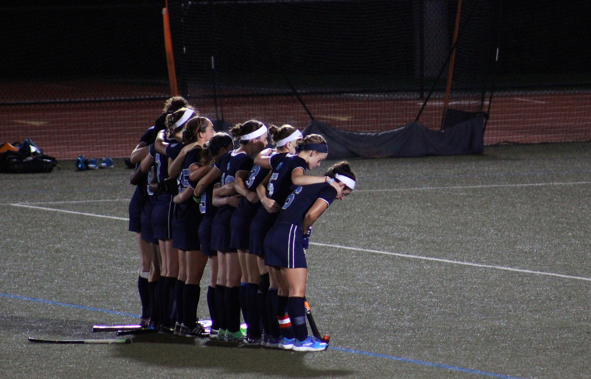  Photo by Megan MacQuarrie ’19 Newsham’s teammates put their arms around each other as they watch her set up her penalty stroke at the game’s close. 