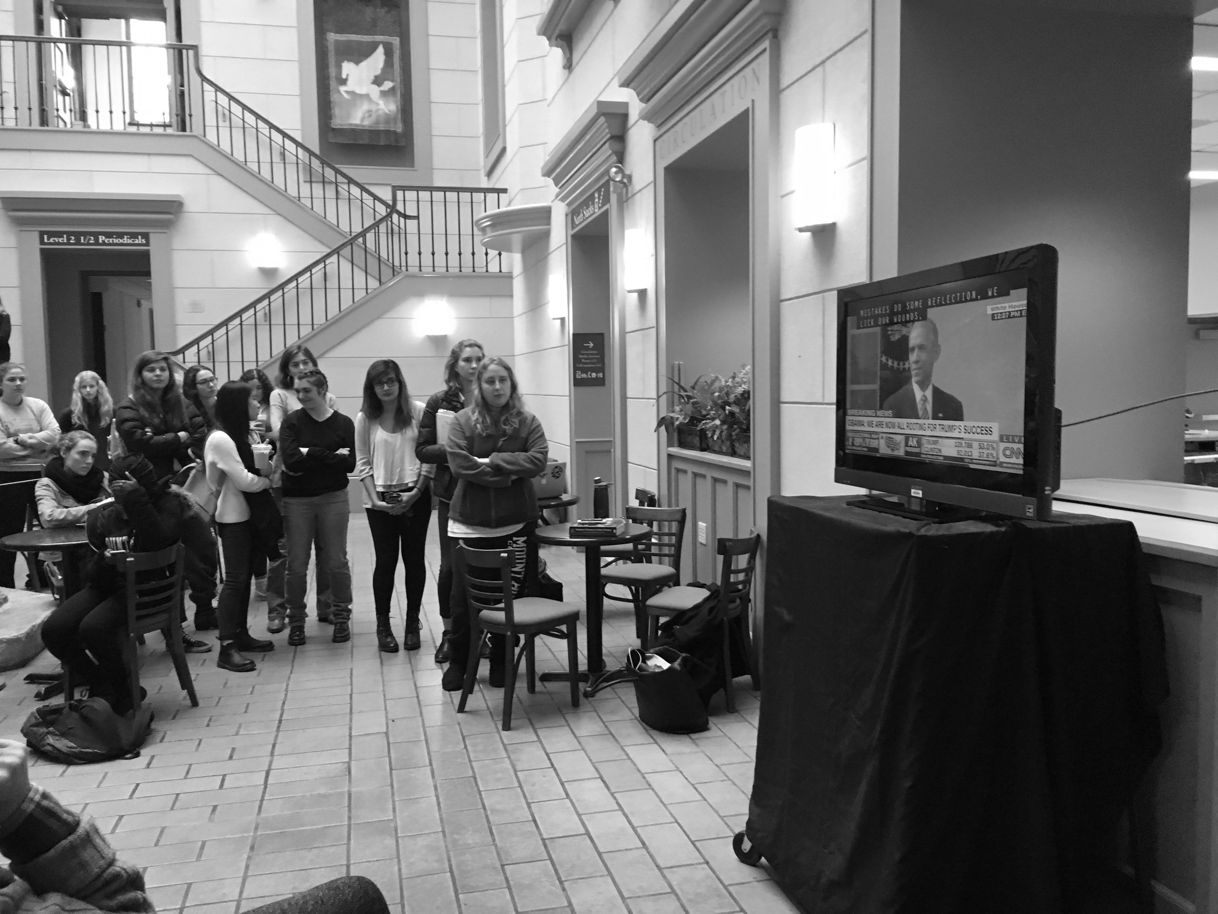  Photo by Leah Willingham '17 Students and other members of the MHC community watch President Obama’s response to Trump taking the presidency. 