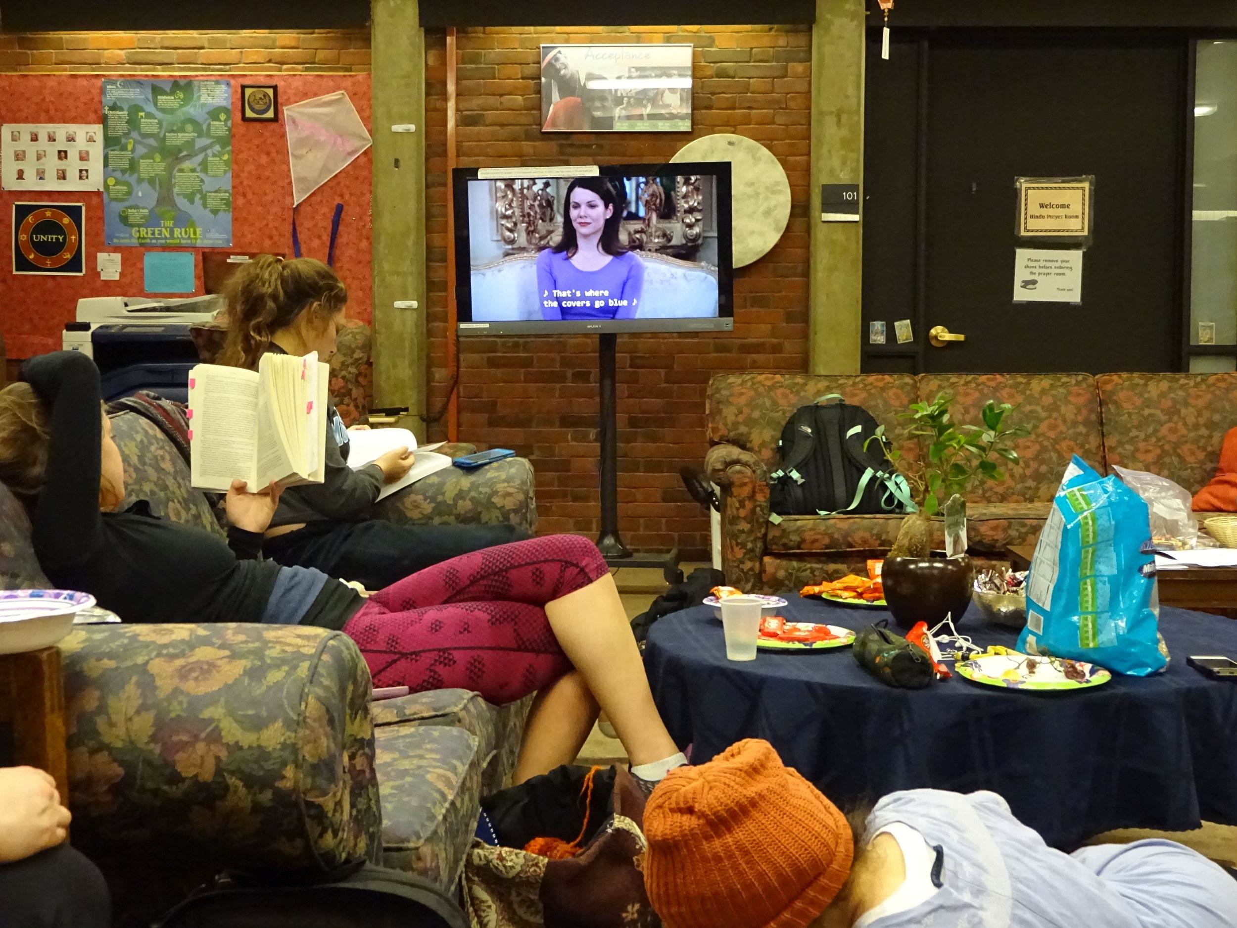 Photo by Shiloh Frederick ’17 Students gather in the Eliot House for an election-free night on campus.