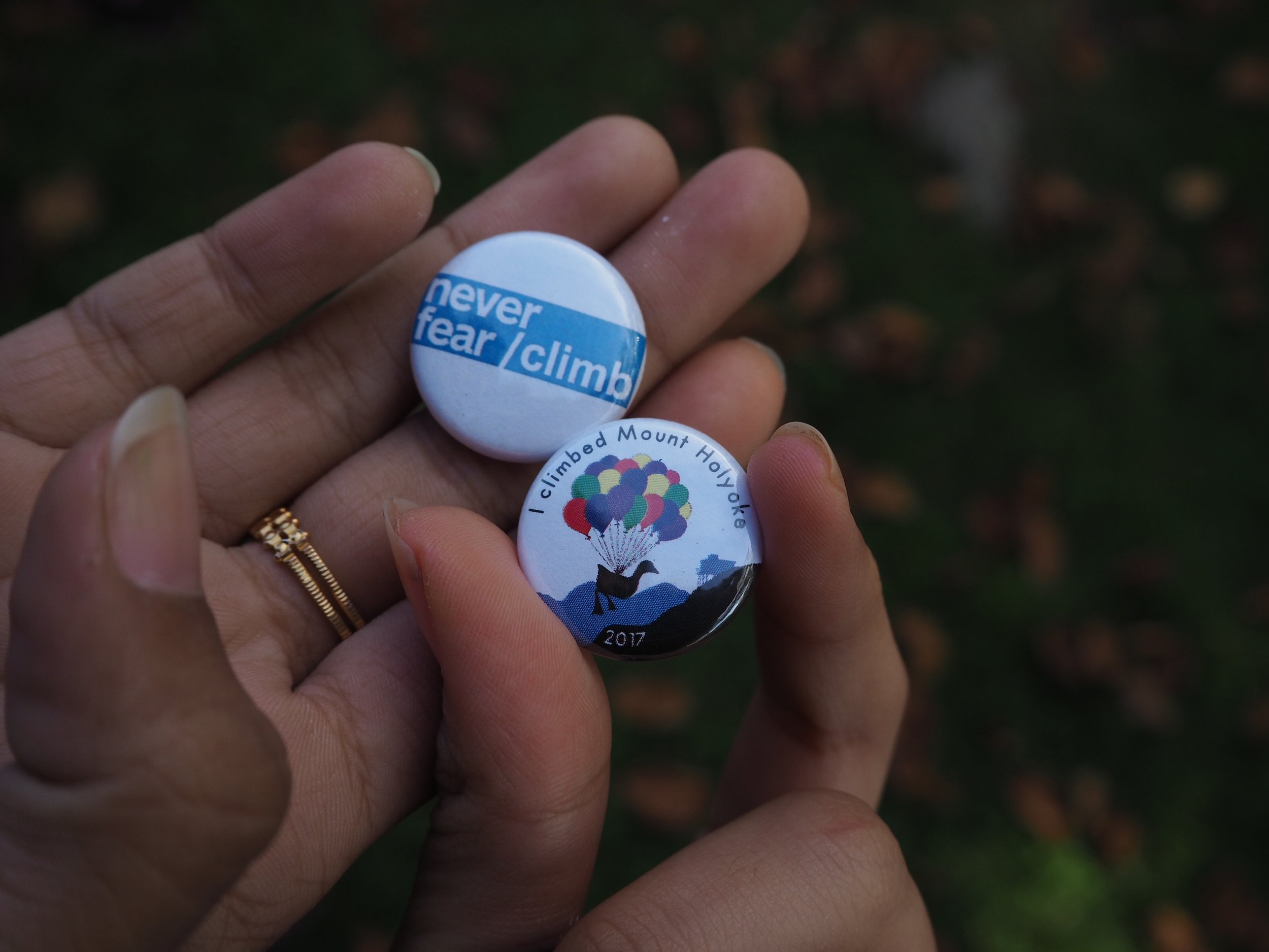  Photo by Tammy Vesvarute ’21  Students made buttons on Mountain Day 2017. 