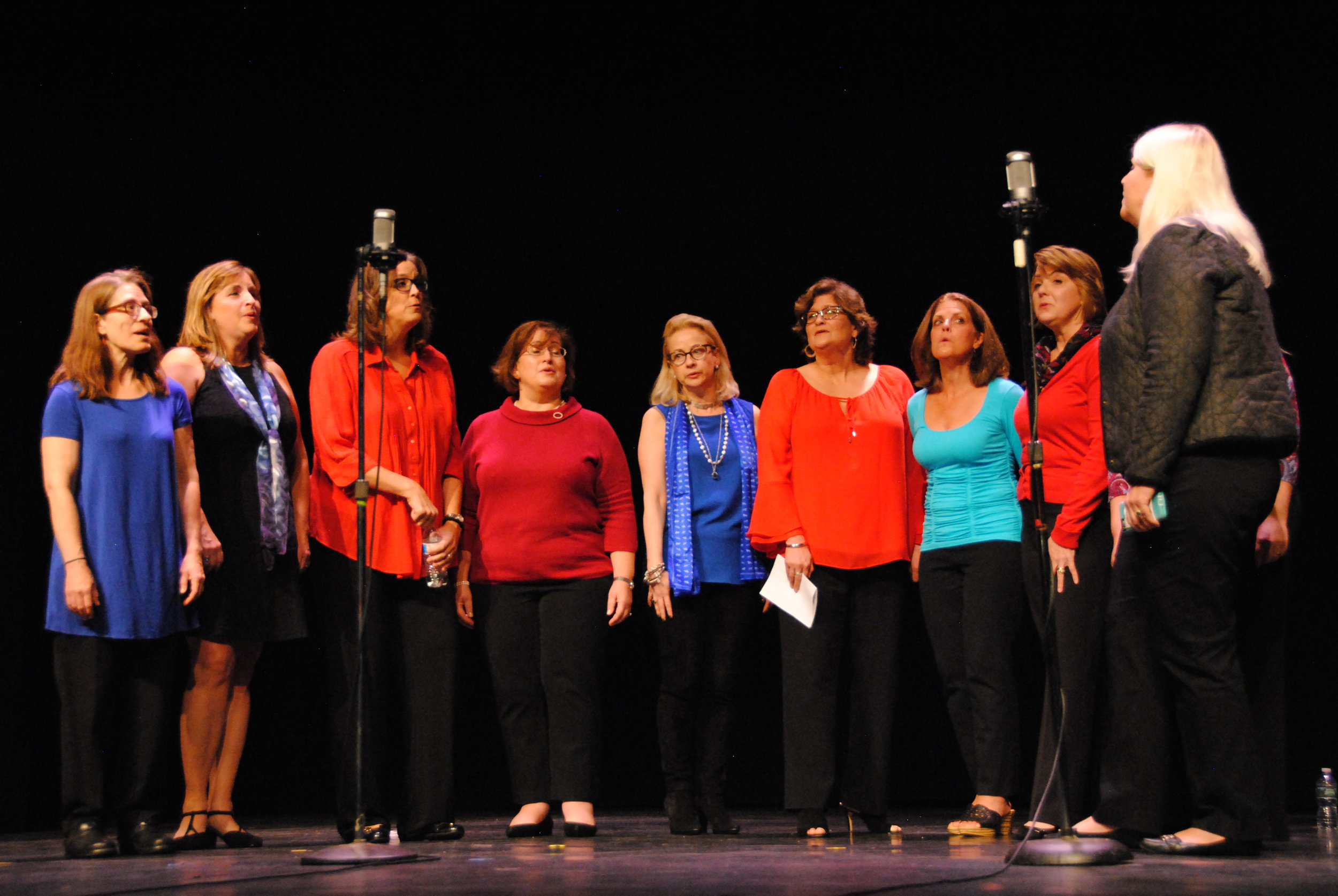  Photo by Ayla Safran '18  Victory Eights alums of the 1980s perform Saturday night. 